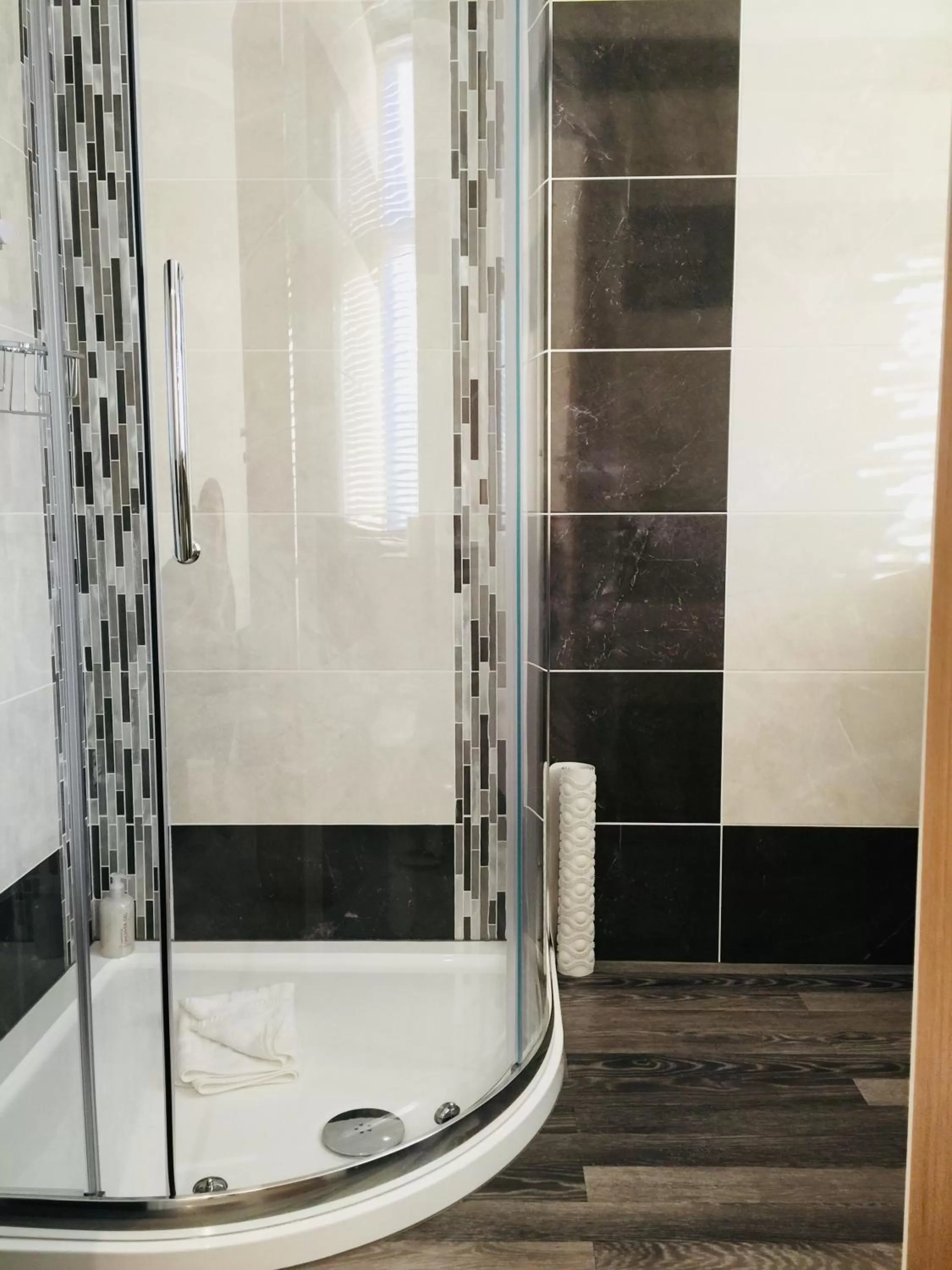Shower in Hotel Celebrity Bournemouth East Cliff by Villare hotels