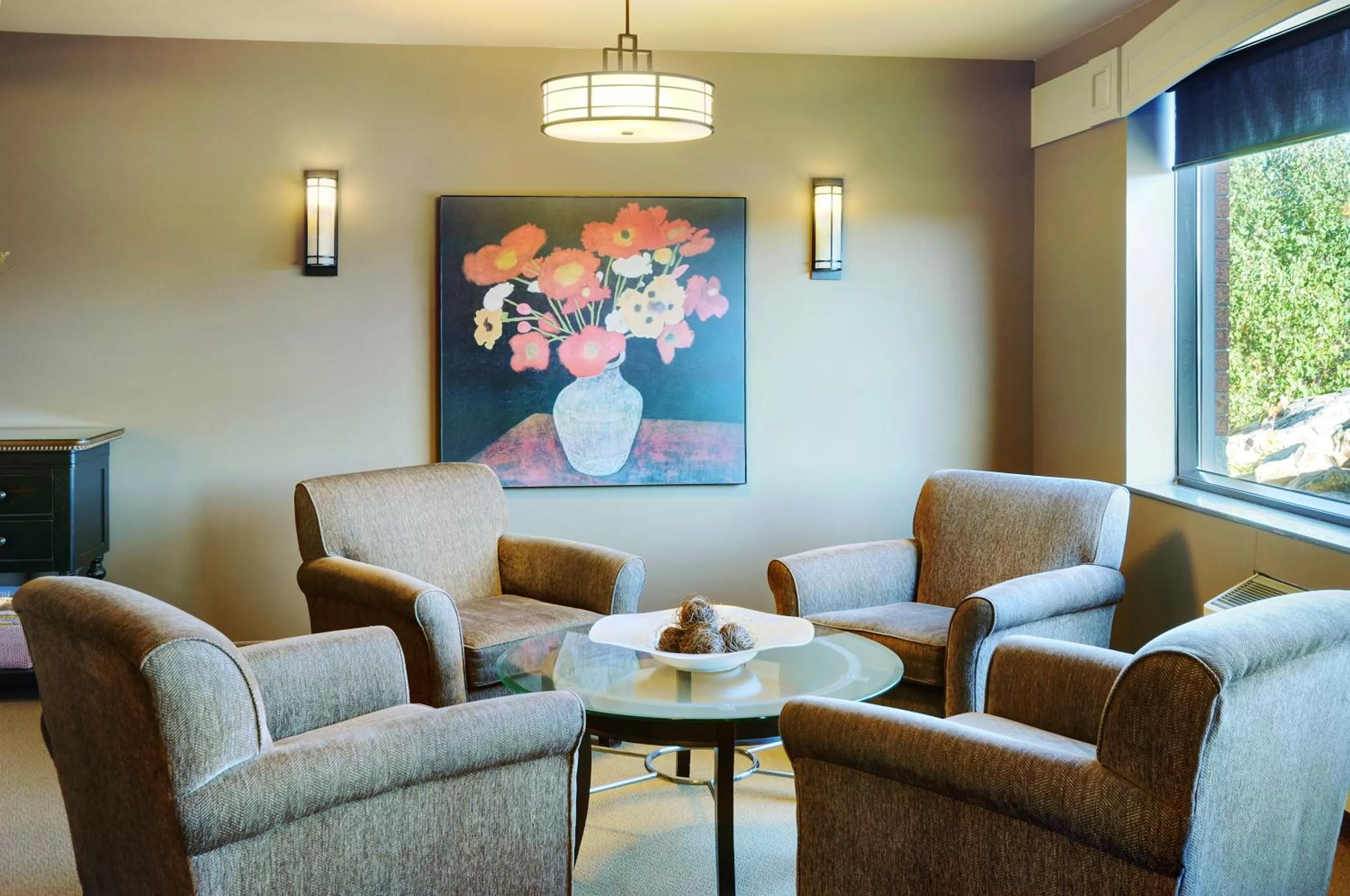 Communal lounge/ TV room in Travelway Inn Sudbury