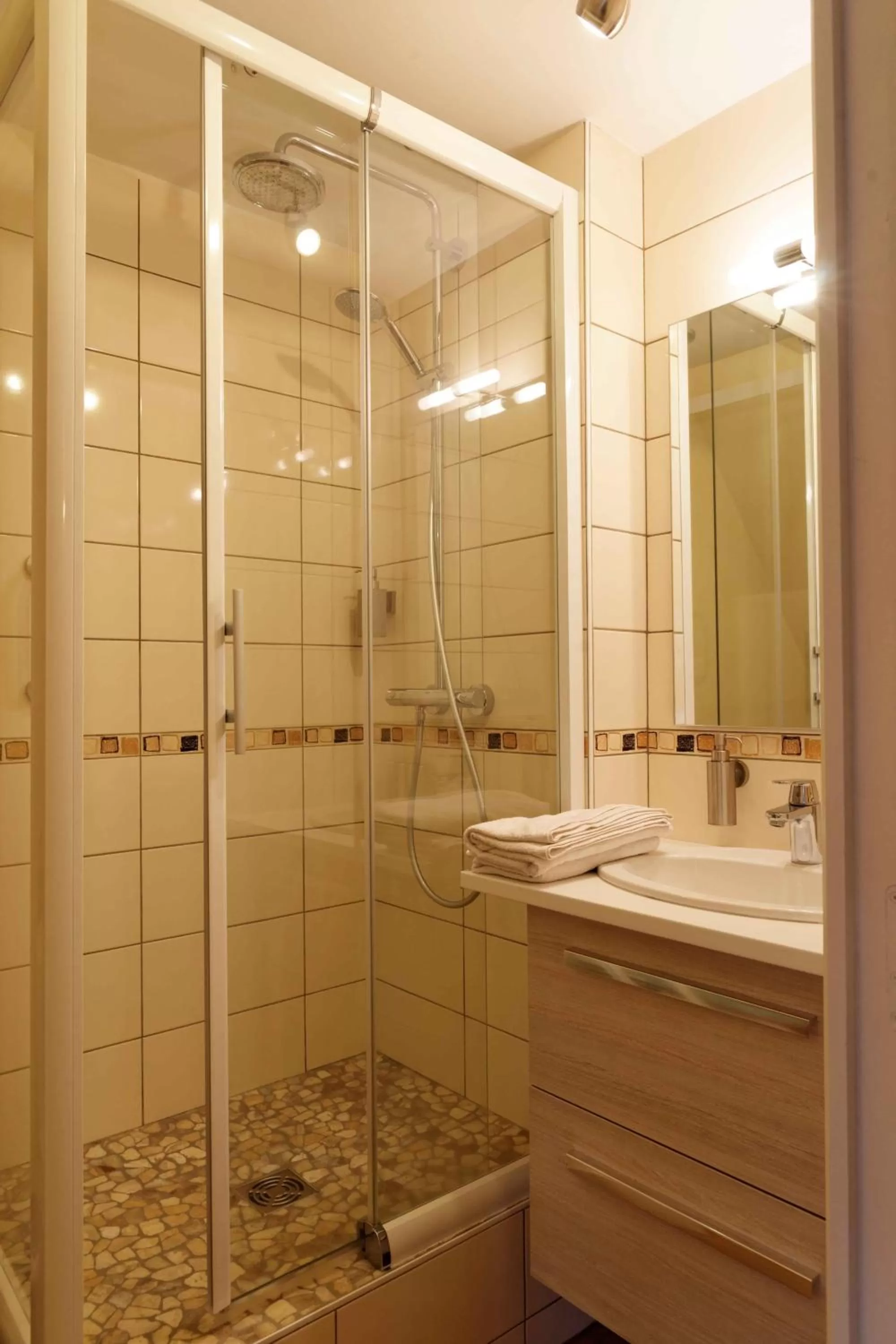 Shower in Chambres d'hotes à Autun