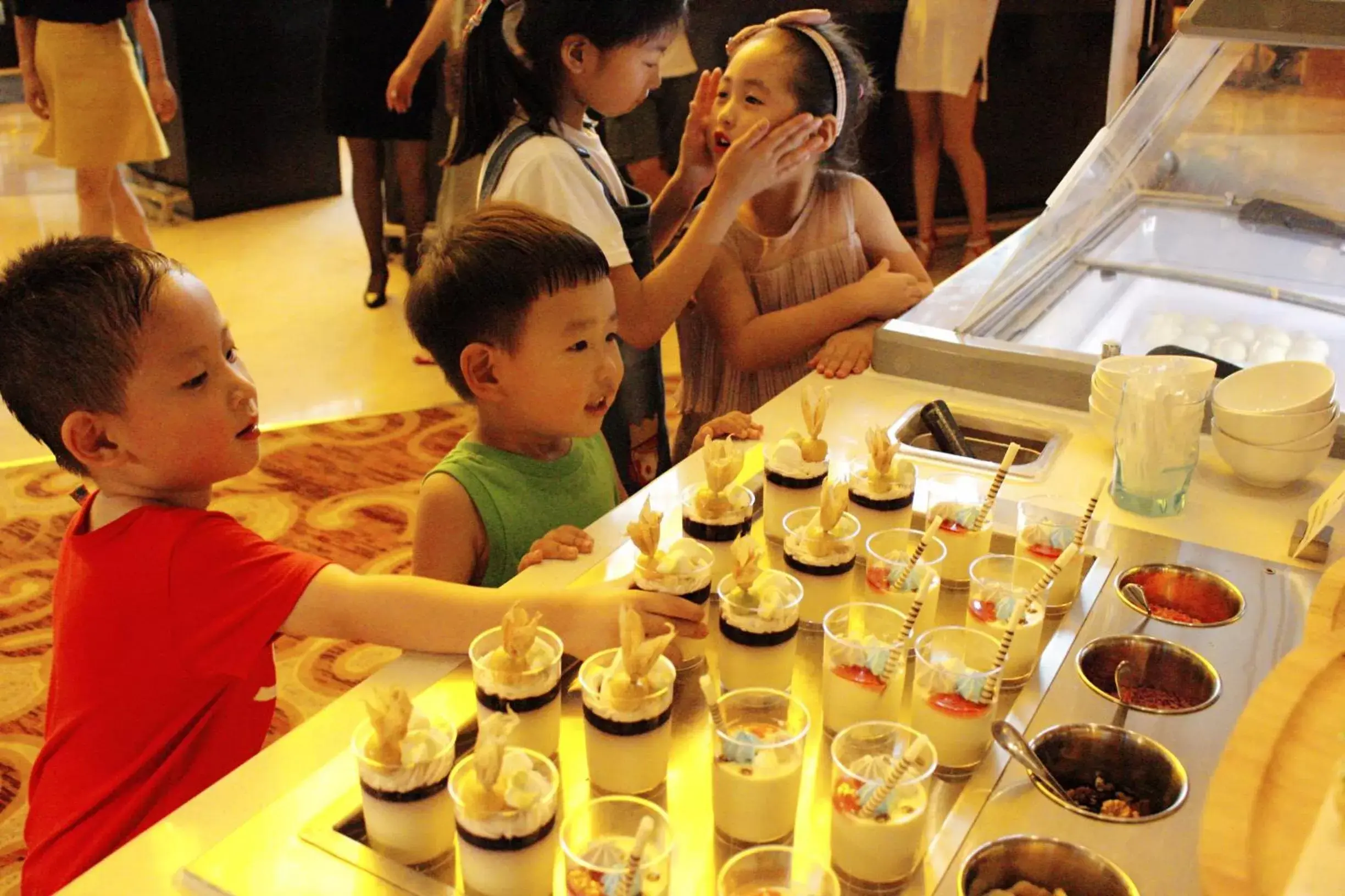 Restaurant/places to eat, Children in Crowne Plaza Yantai Sea View, an IHG Hotel