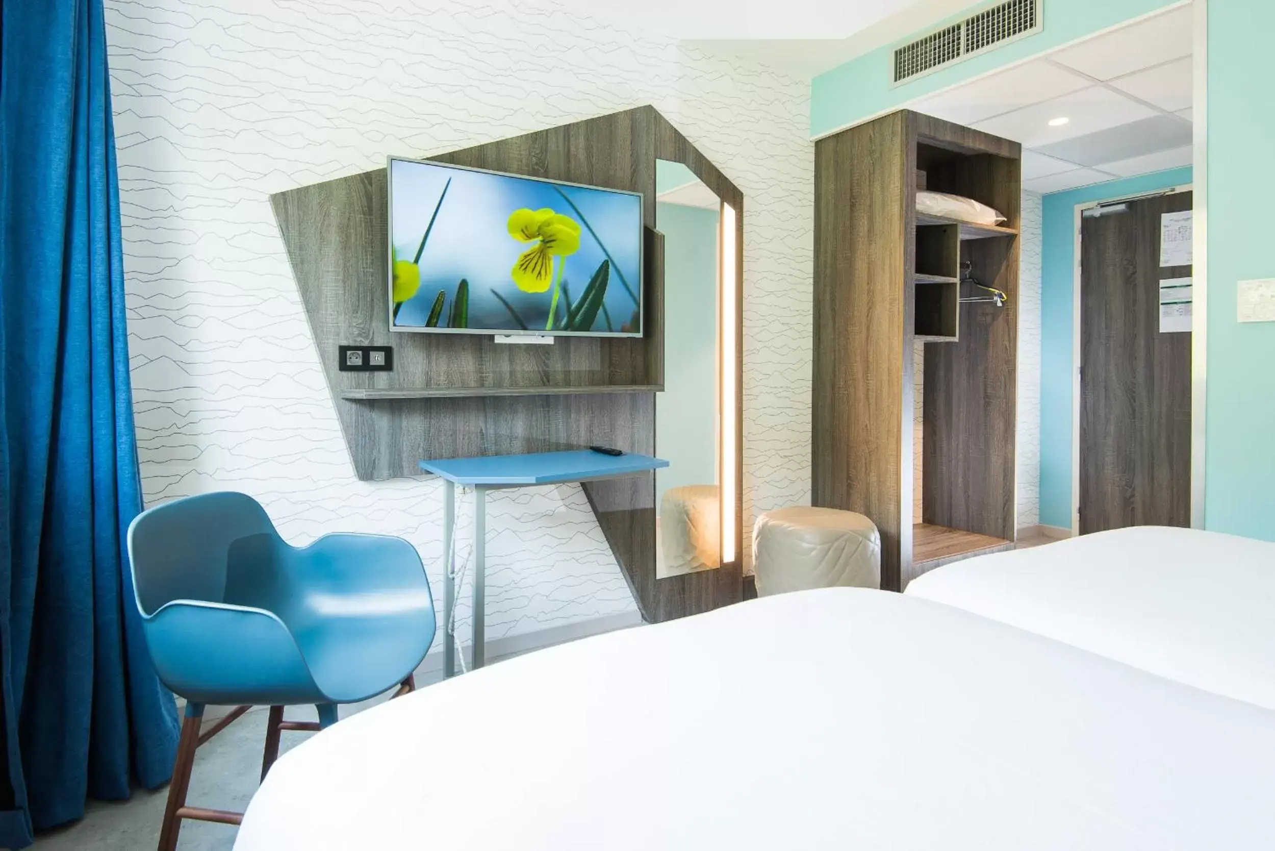 Photo of the whole room, TV/Entertainment Center in Ibis Styles Sallanches Pays du Mont-Blanc
