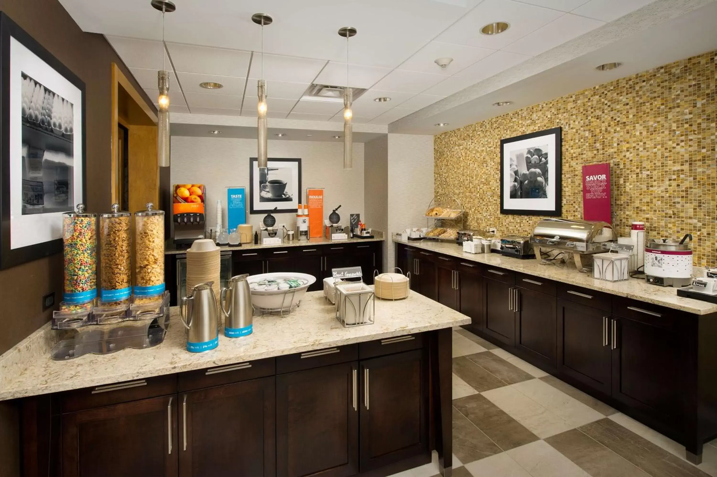 Breakfast, Kitchen/Kitchenette in Hampton Inn & Suites Baltimore North/Timonium, MD