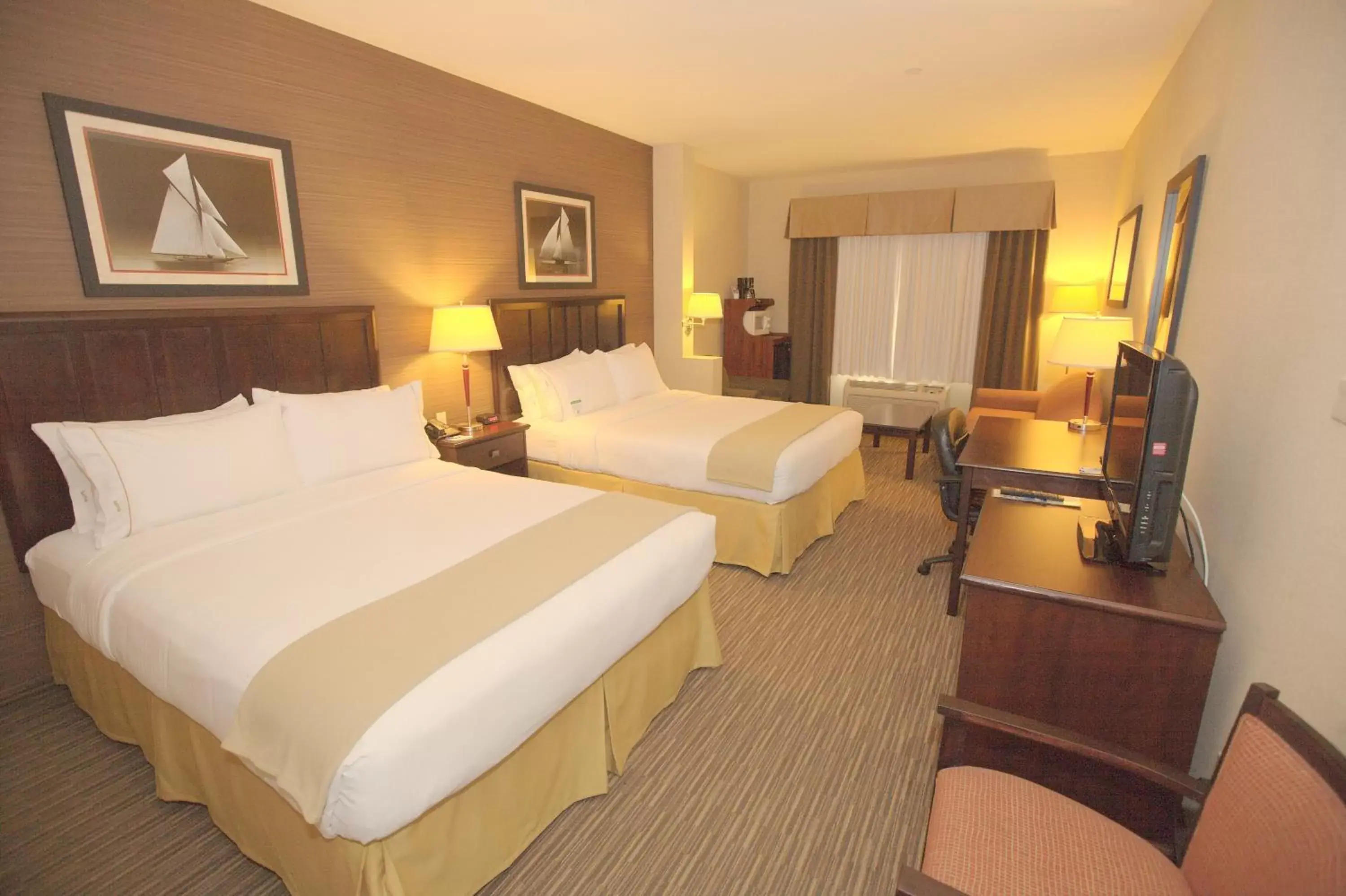 Photo of the whole room, Bed in Holiday Inn Express San Diego South - Chula Vista, an IHG Hotel