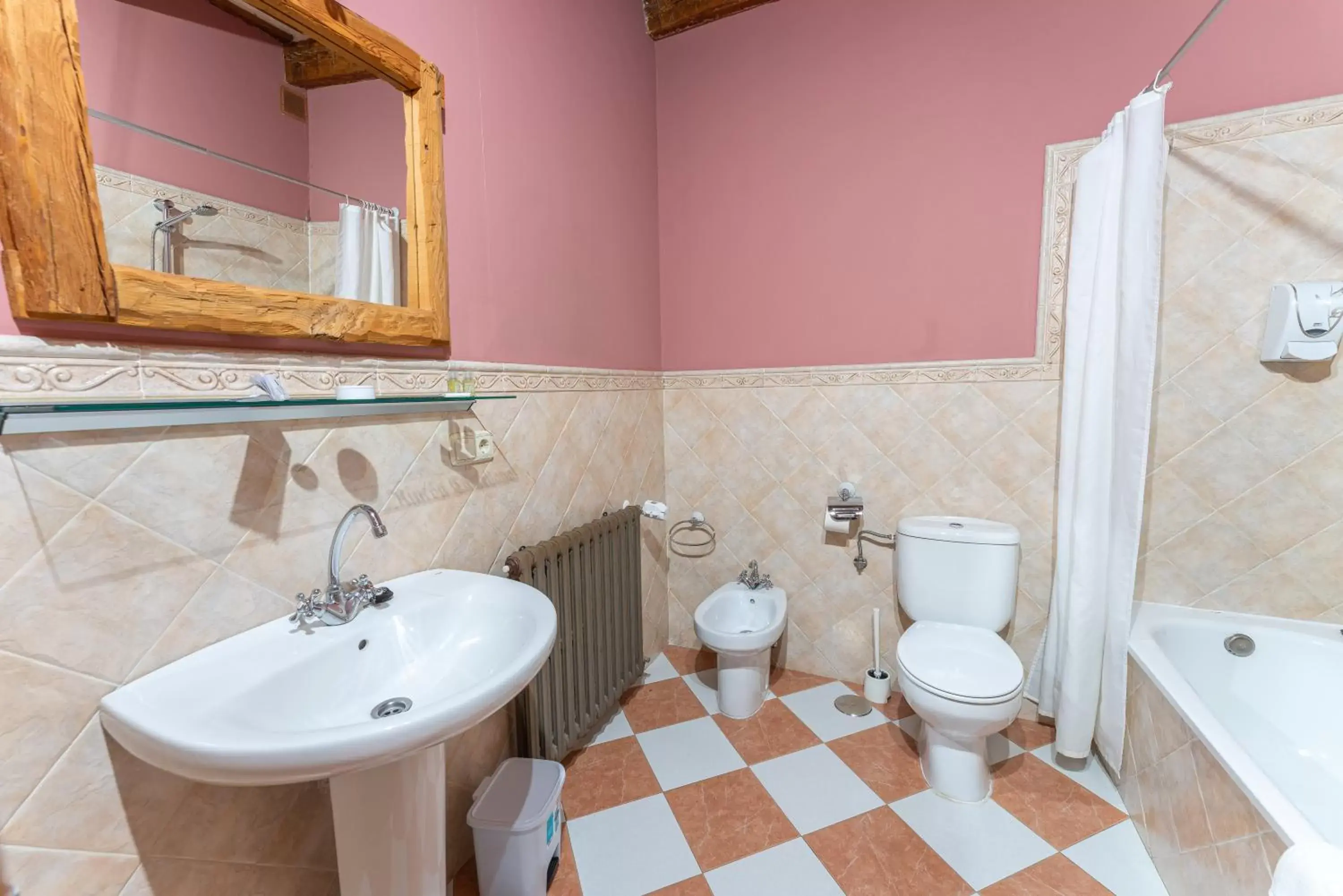 Toilet, Bathroom in Hotel Rincón Castellano