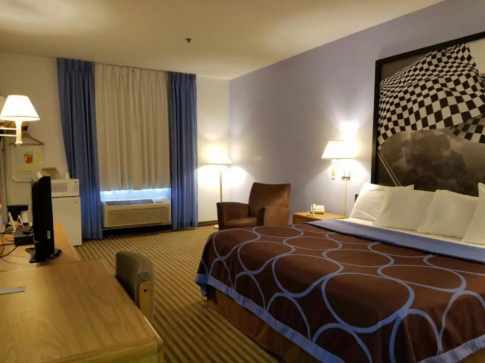 Property building in Super 8 by Wyndham Huntington Property building in Super 8 by Wyndham Huntington