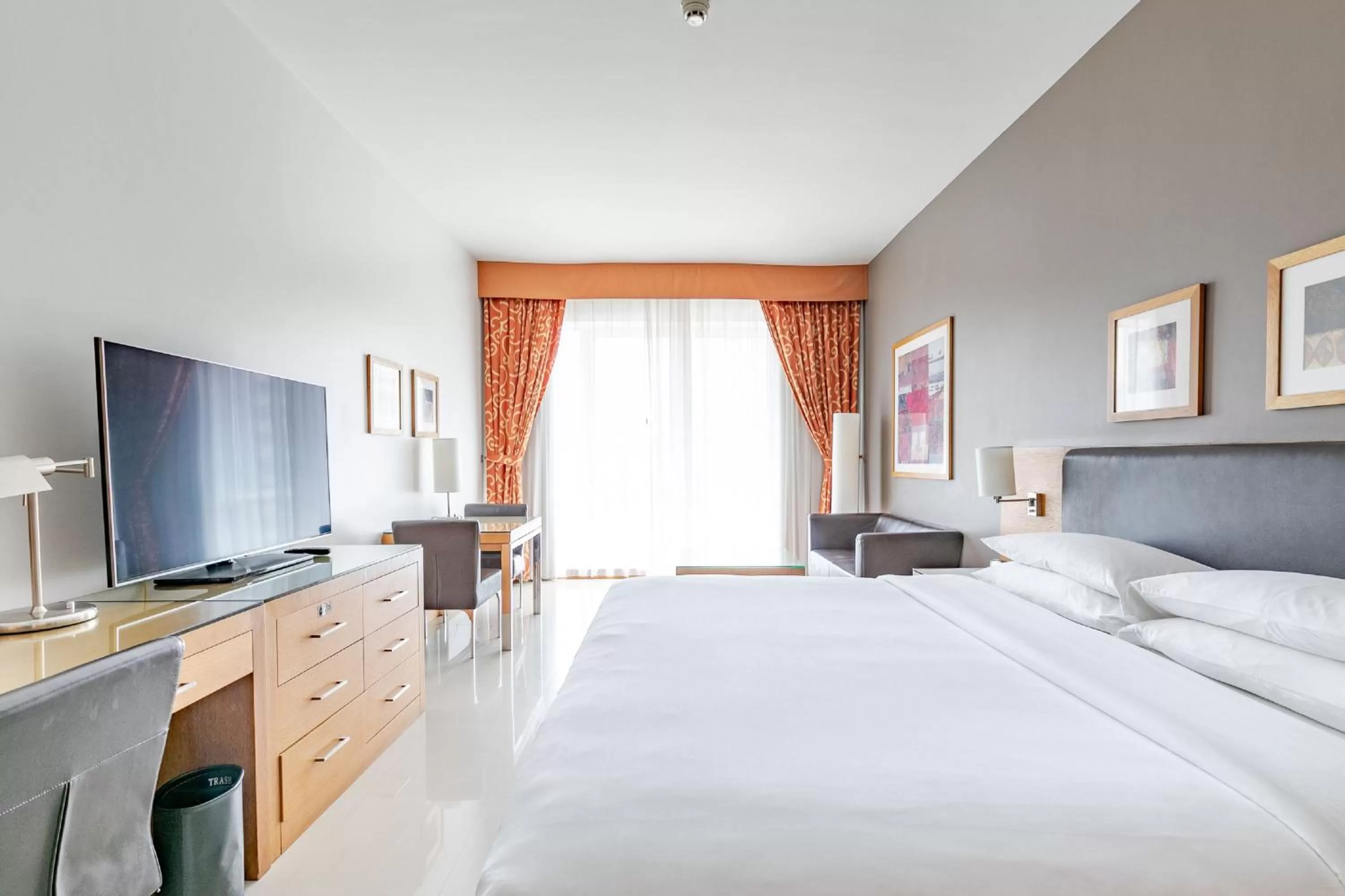 Photo of the whole room, Bed in Four Points by Sheraton Bur Dubai