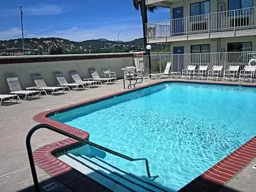 Swimming Pool in Motel 6-Fairfield, CA - Napa Valley