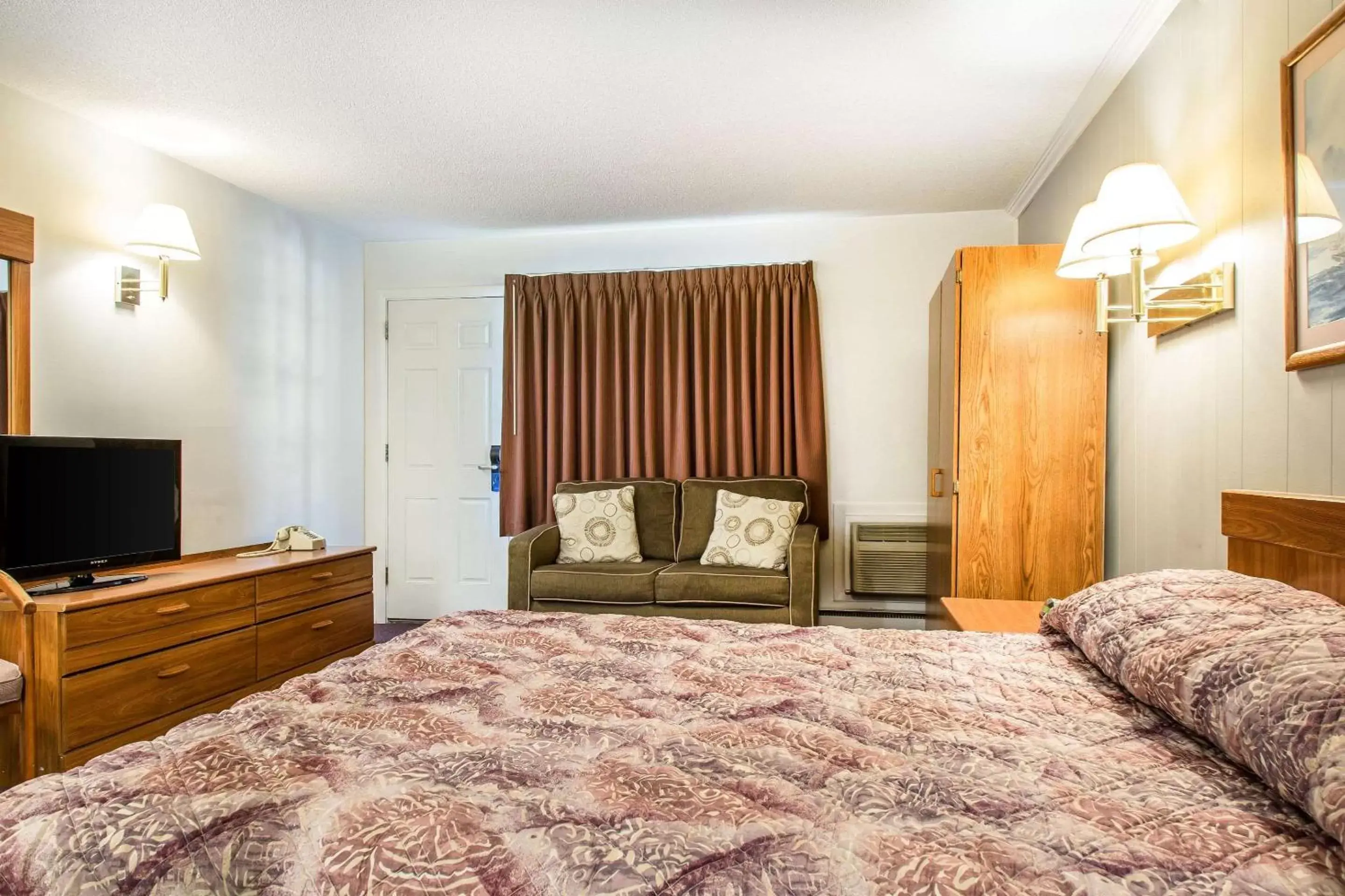 Photo of the whole room, Bed in Rodeway Inn Waterford - New London