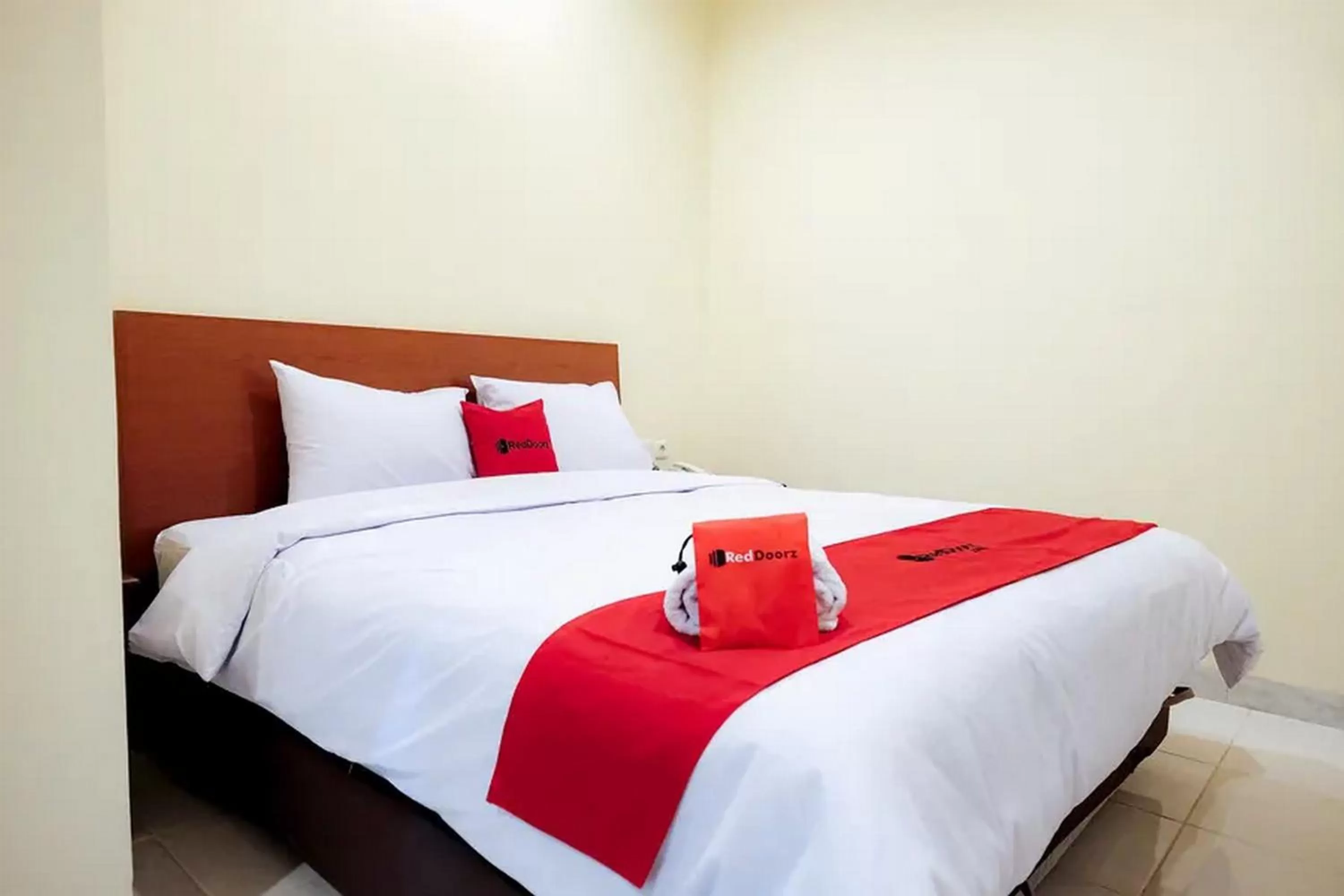Bed in RedDoorz Plus near Plaza Blok M