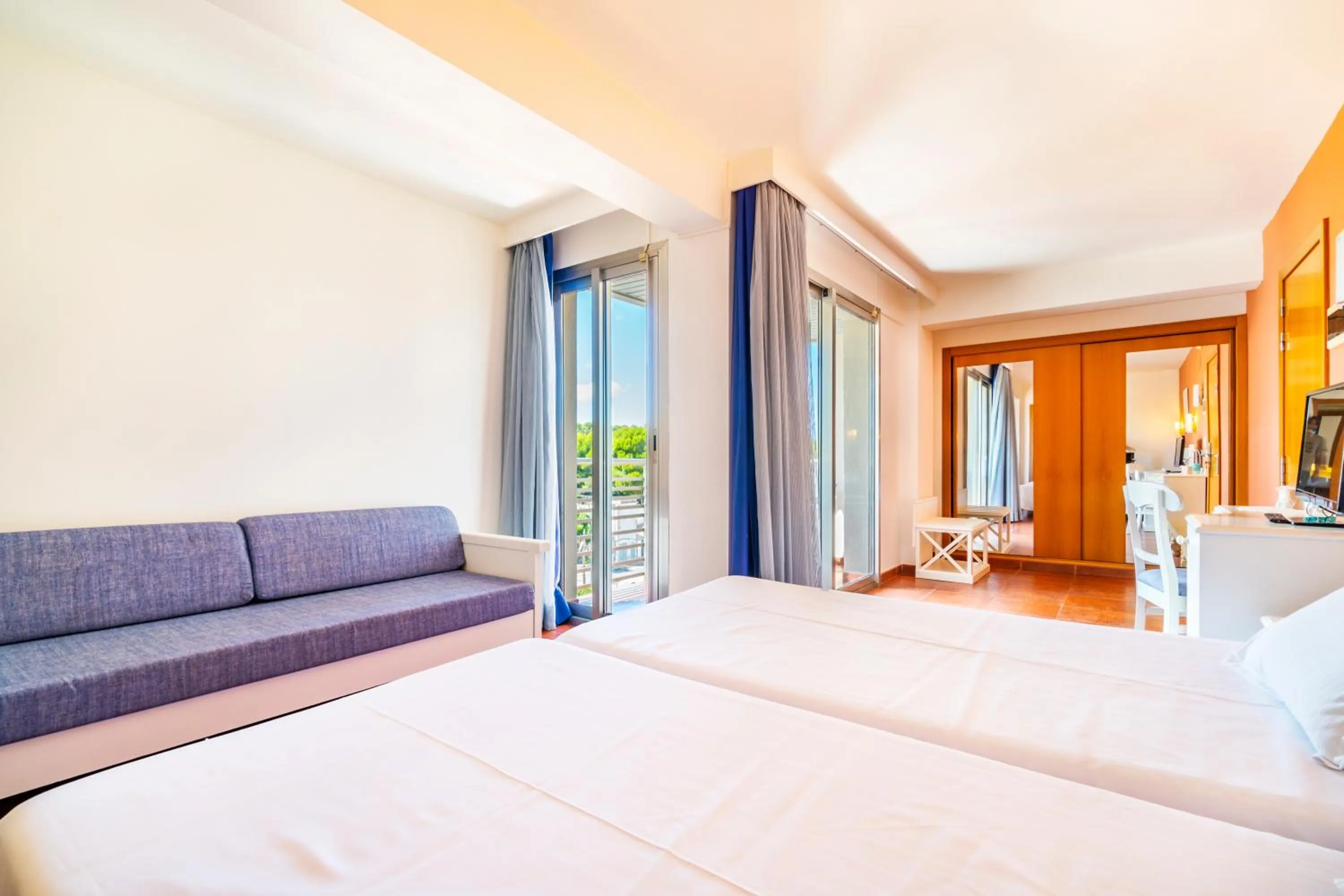 Quadruple Room with Balcony in Hotel Na Forana