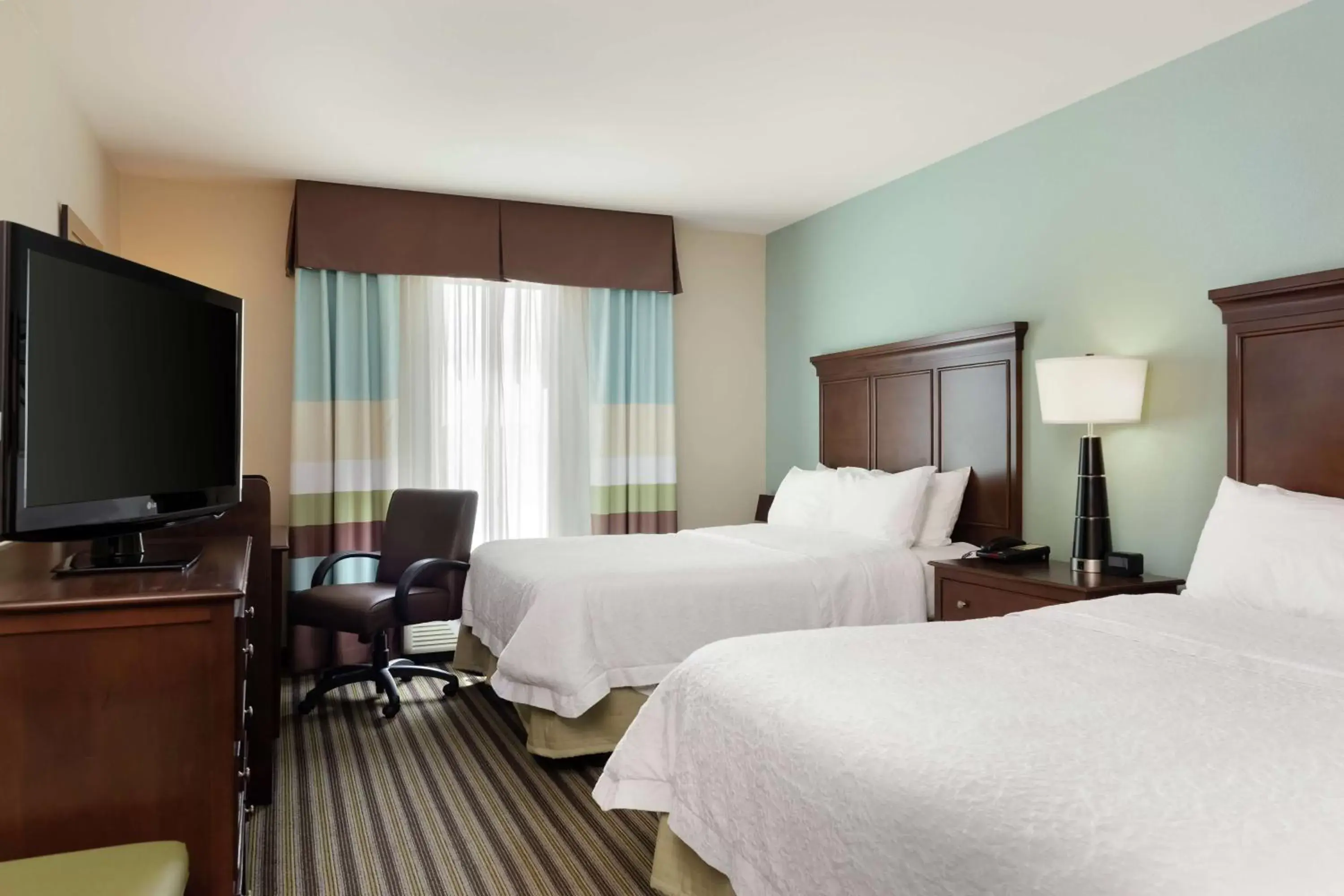 Bed in Hampton Inn and Suites Adairsville/Calhoun Area