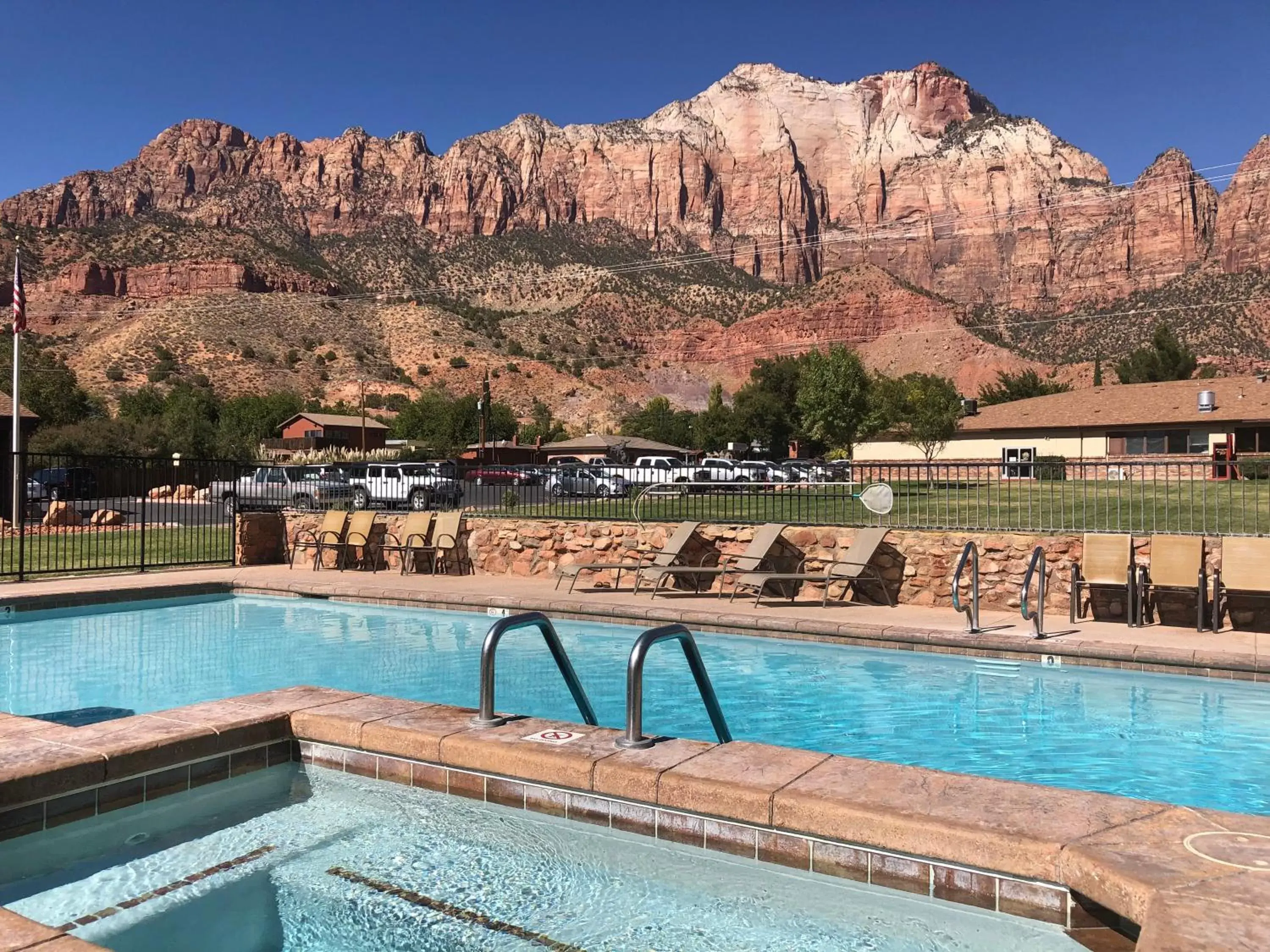 Swimming Pool in Bumbleberry Inn