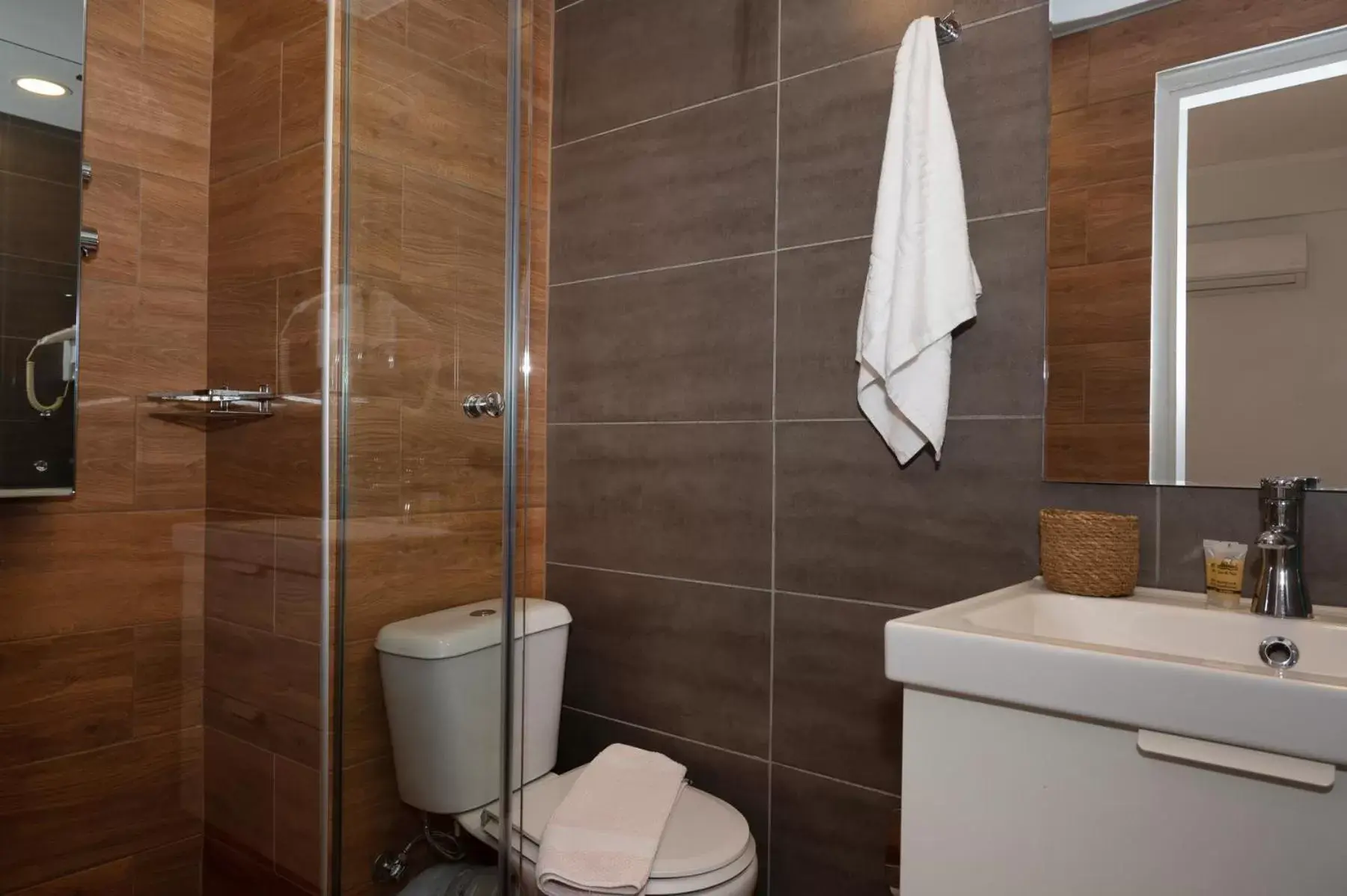 Shower, Bathroom in HOTEL_TIER