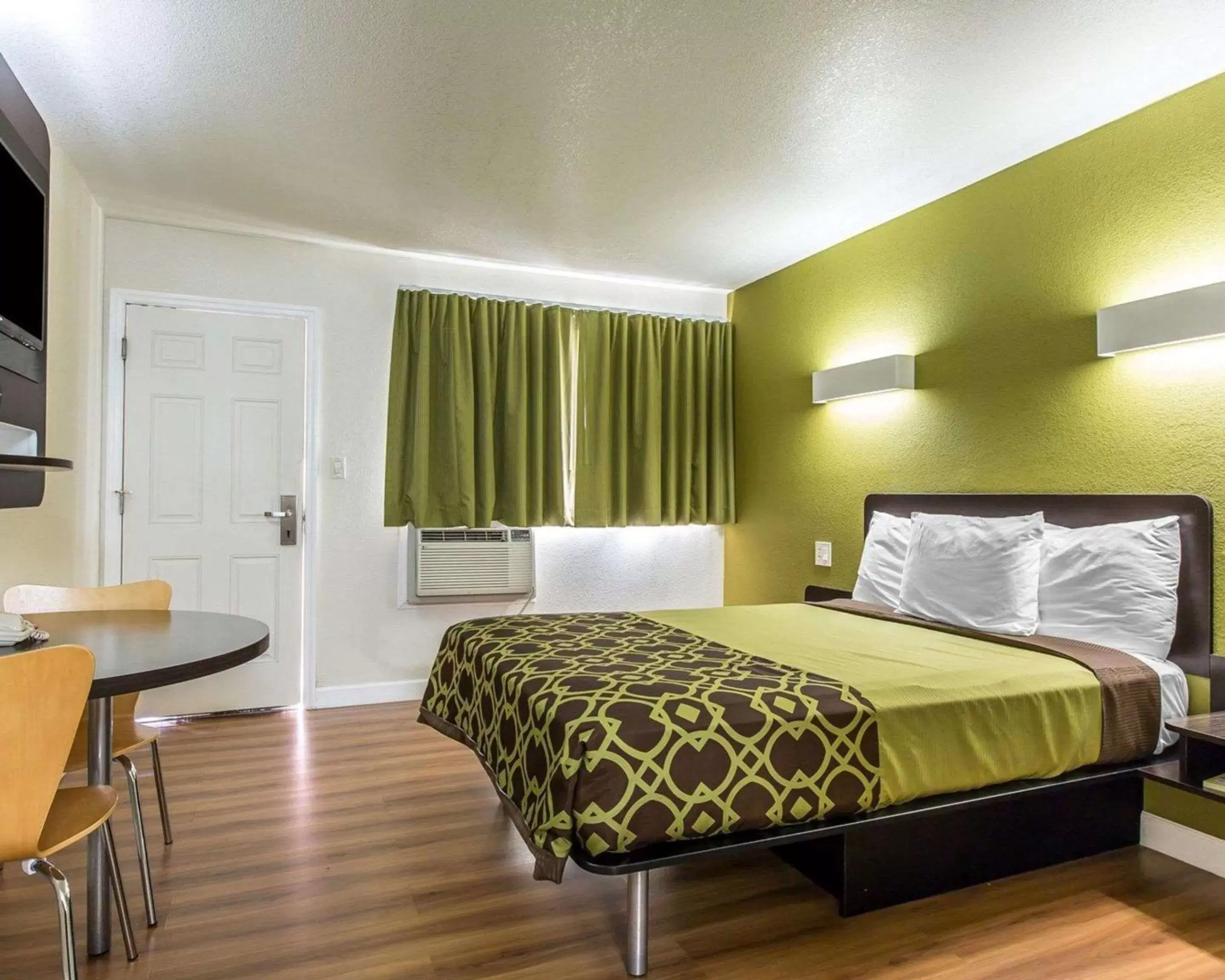 Photo of the whole room, Bed in Rodeway Inn Downtown Hanford Photo of the whole room, Bed in Rodeway Inn Downtown Hanford