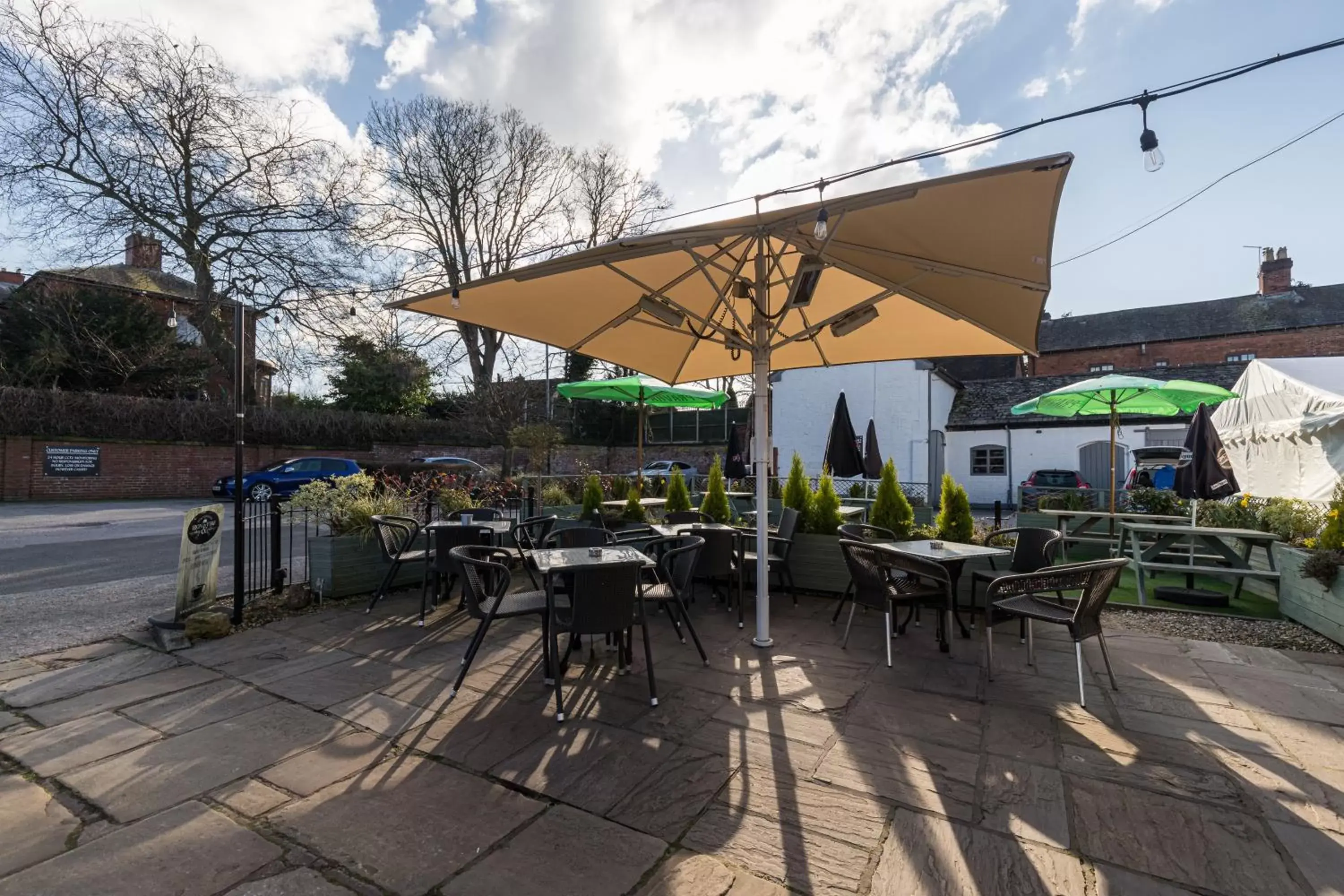 Garden, Restaurant/Places to Eat in The Littleton Arms