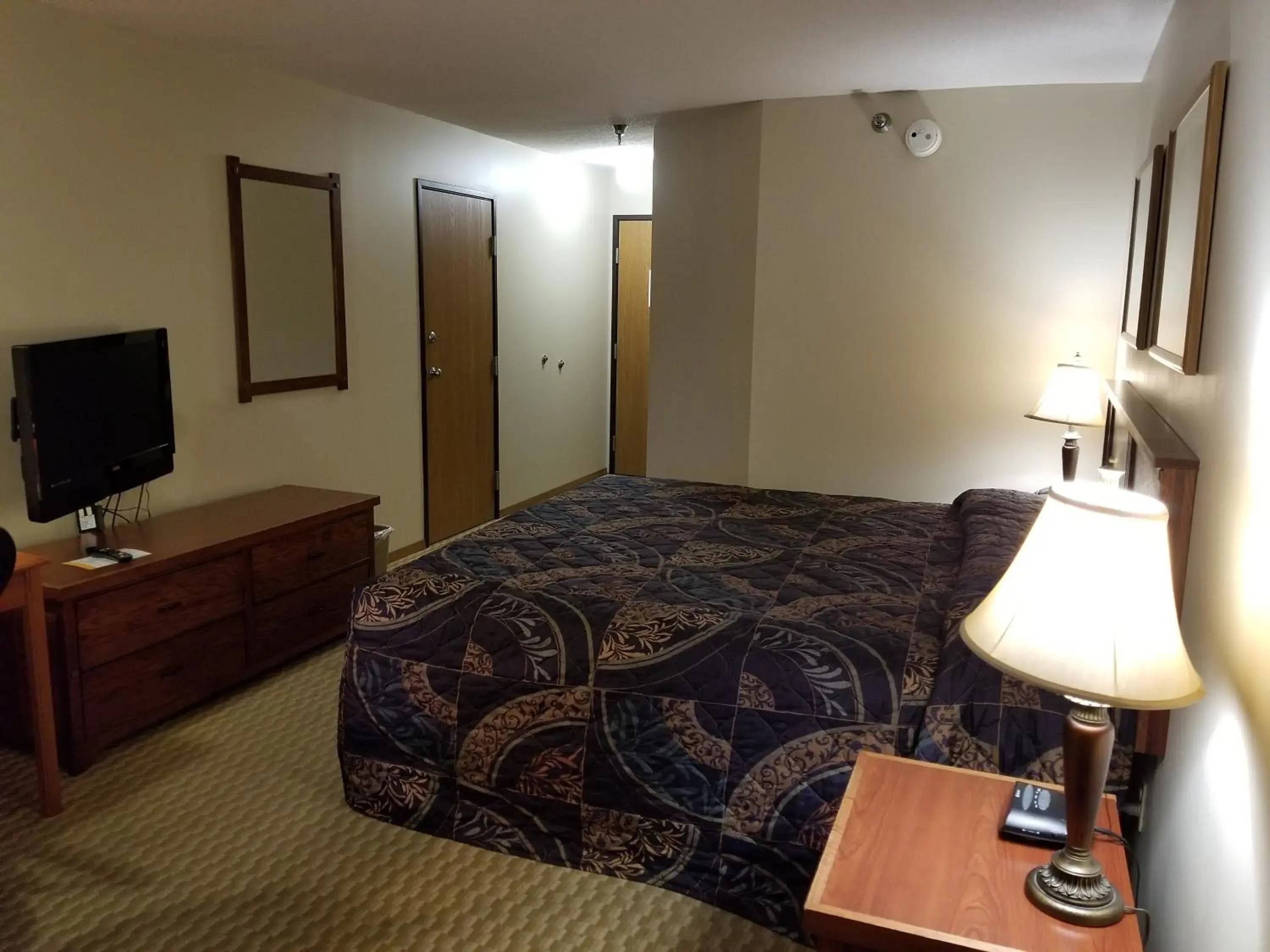 Photo of the whole room, Bed in Prairie Inn
