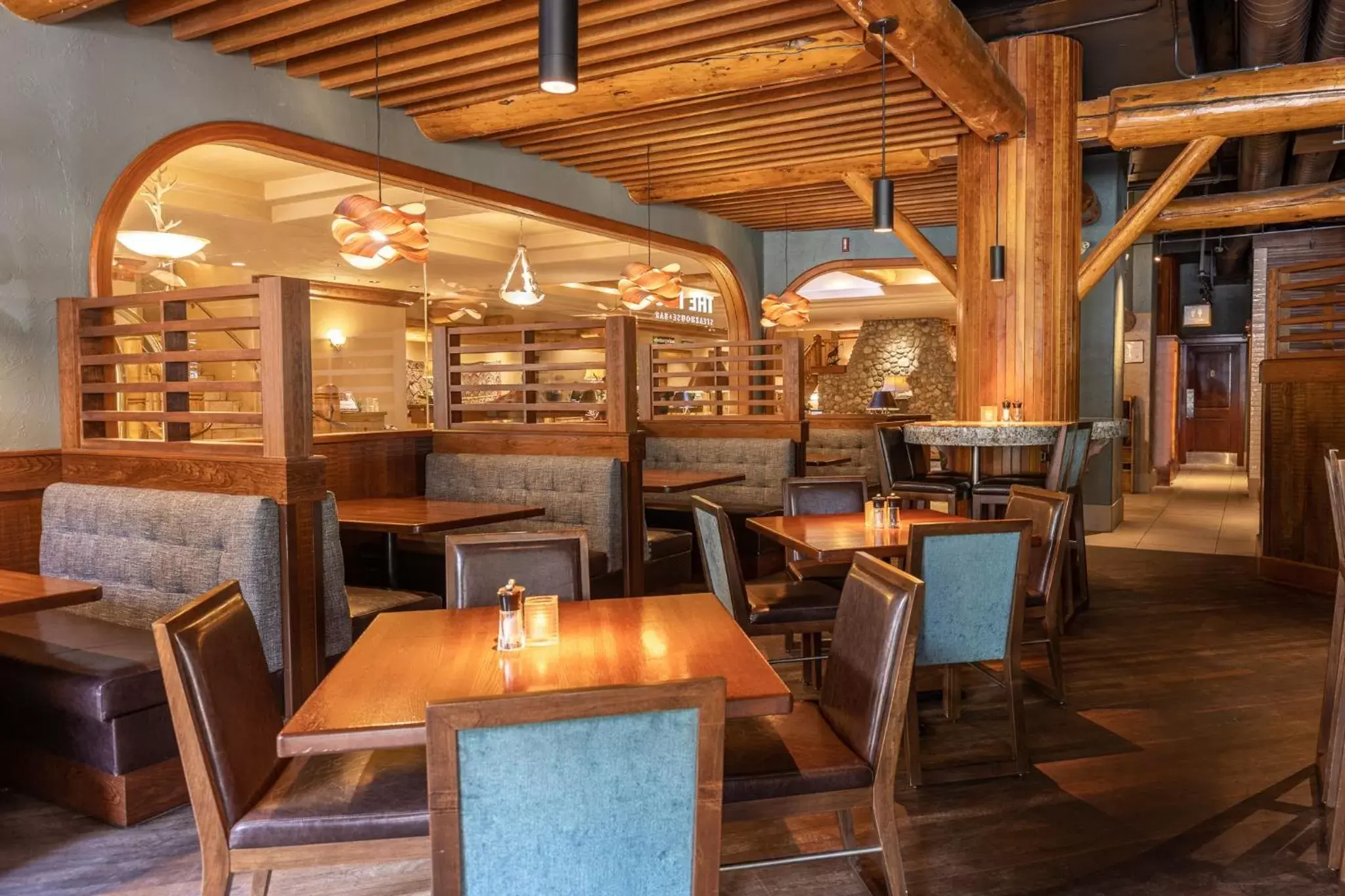 Lounge or bar, Restaurant/Places to Eat in Banff Caribou Lodge and Spa