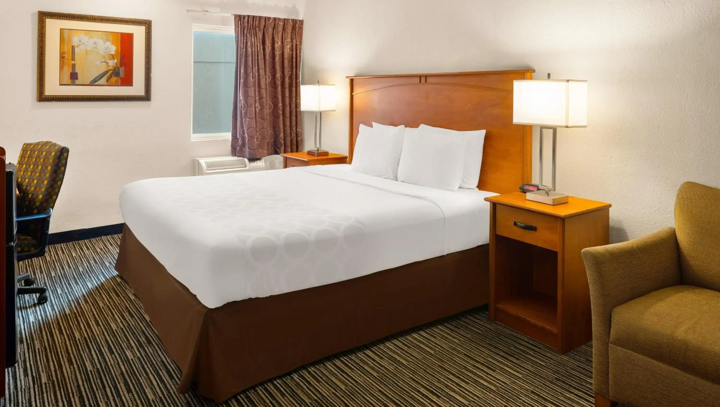 Bedroom, Bed in Magnuson Hotel Detroit Airport