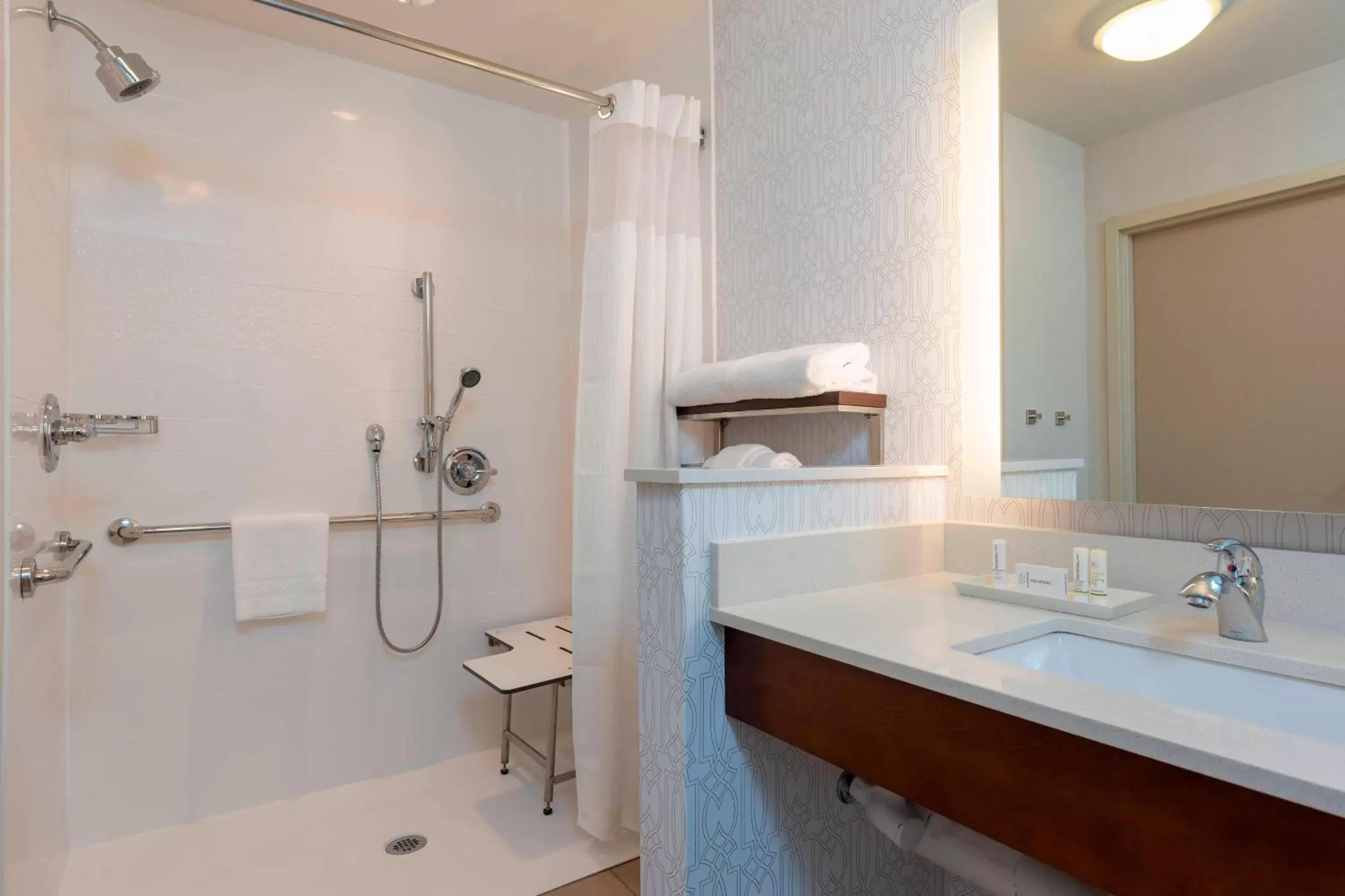 Bathroom in Fairfield Inn & Suites by Marriott Indianapolis Carmel