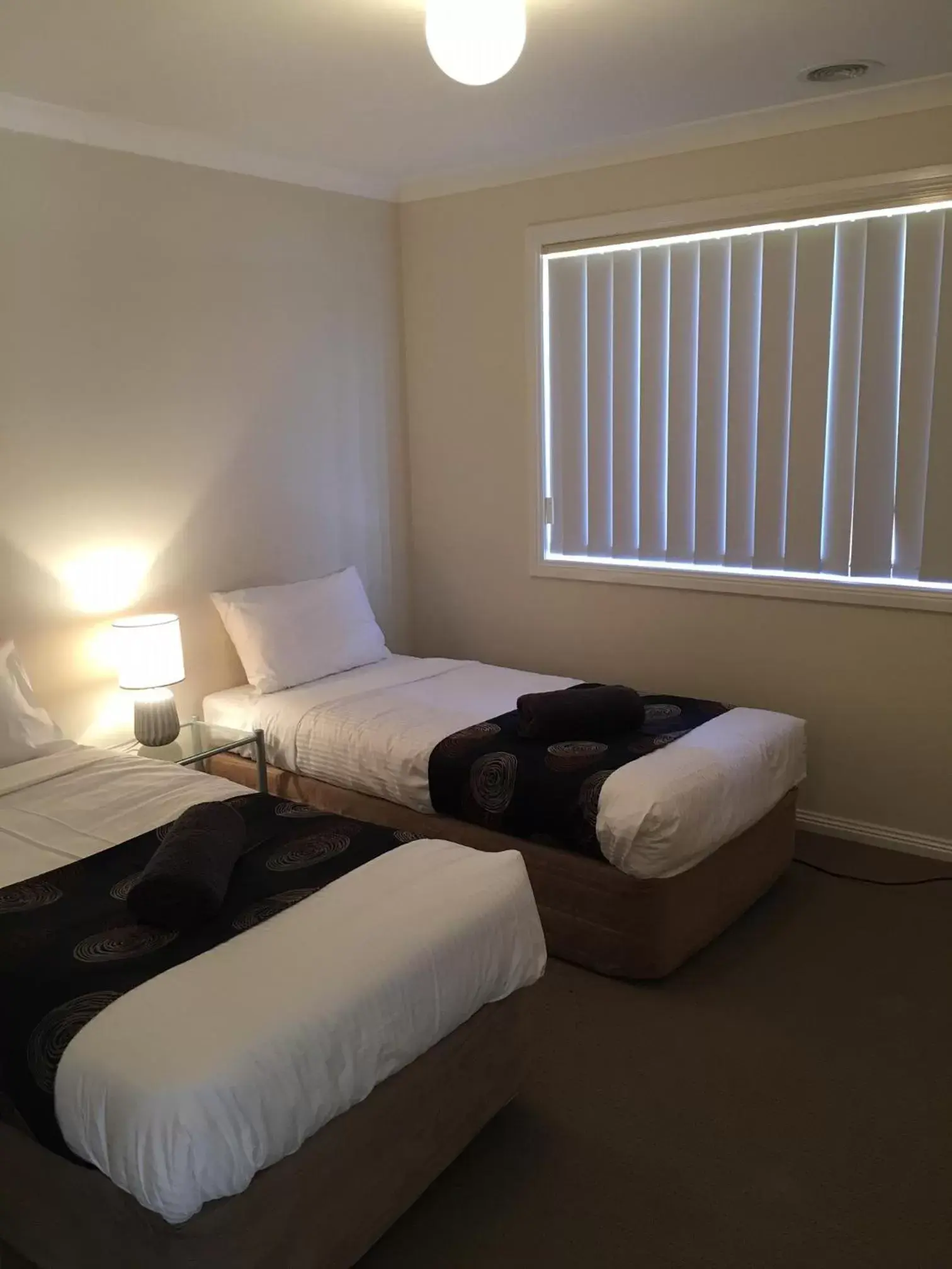 Bed in Melton Motor Inn and Apartments