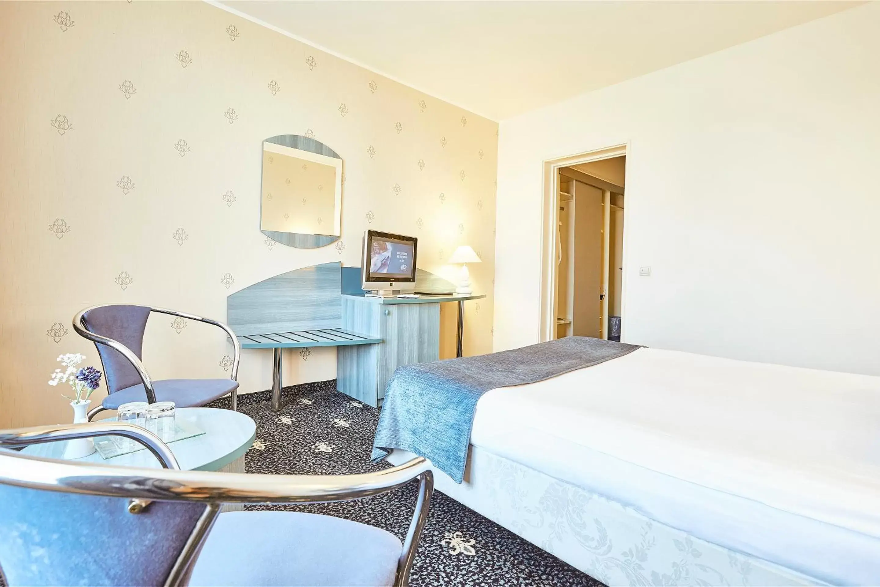 Photo of the whole room, Bed in Continental Drobeta Turnu Severin Photo of the whole room, Bed in Continental Drobeta Turnu Severin