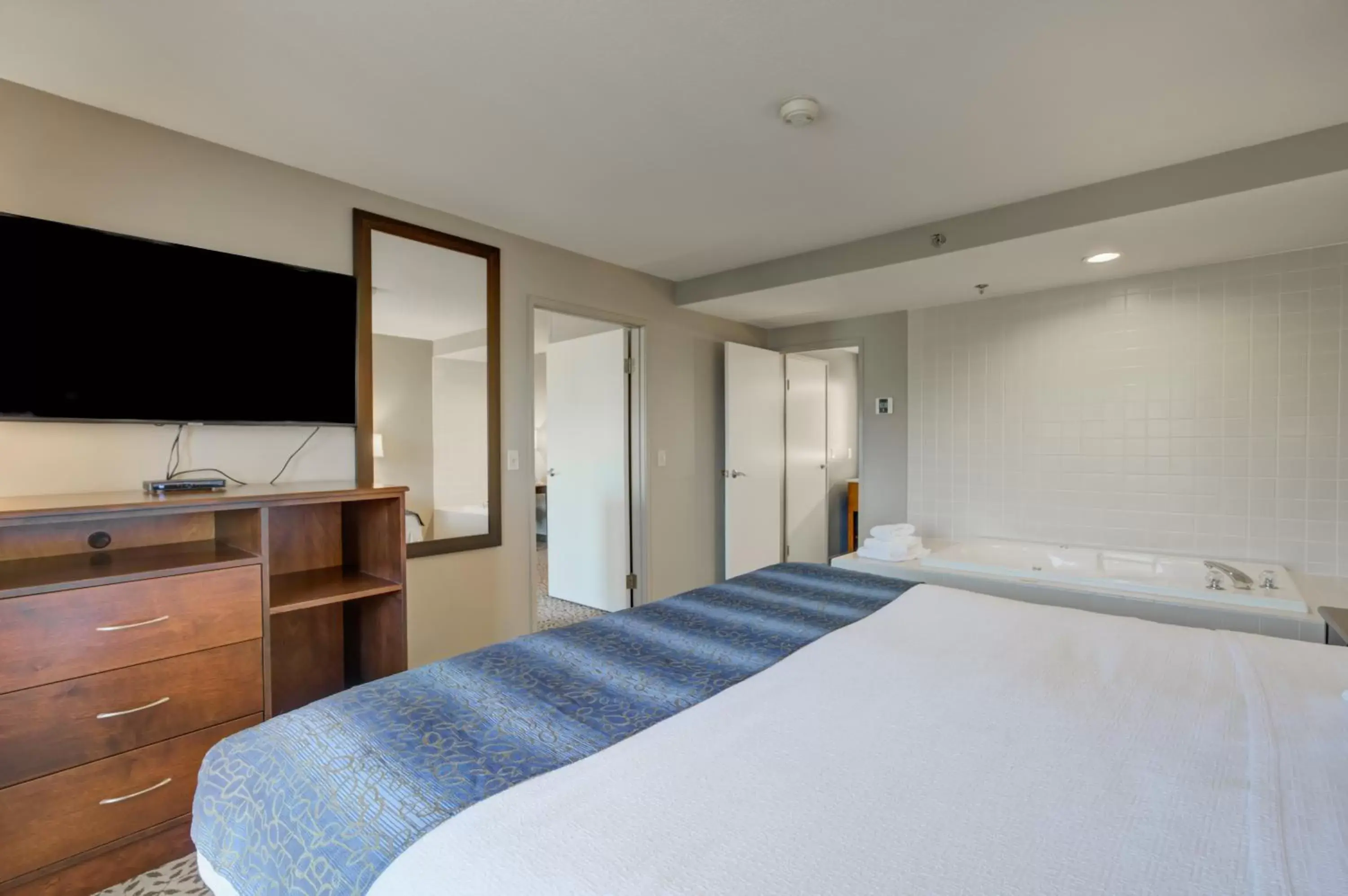 Bedroom, Bed in The Pine Lodge on Whitefish River, Ascend Hotel Collection