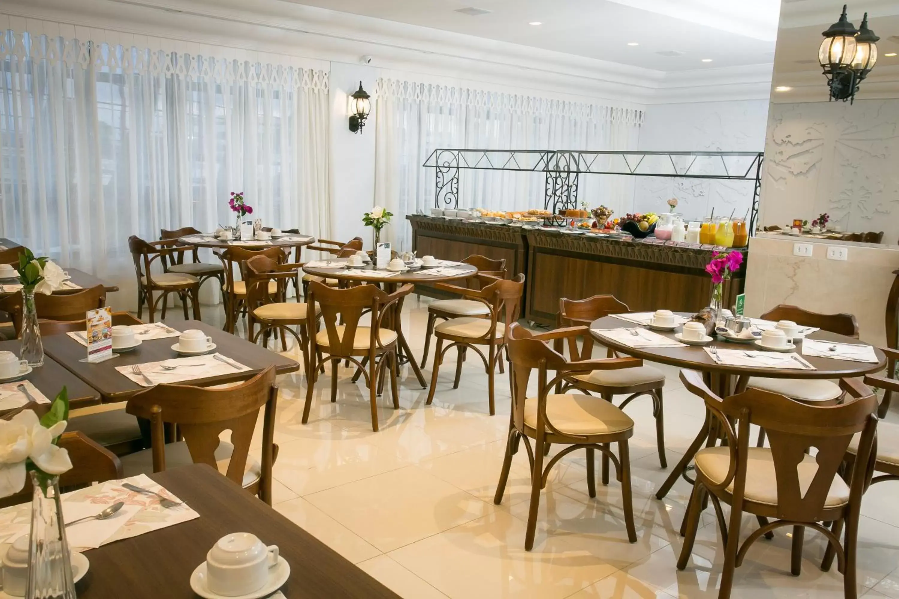 Restaurant/Places to Eat in Lizon Curitiba Hotel