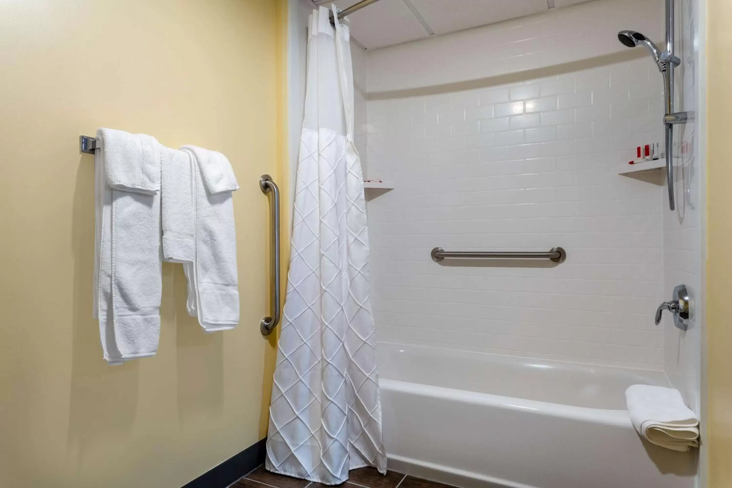 1 Queen Bed, Mobility Accessible Room, Bathtub w/ Grab Bars, 1st Floor, Non-Smoking in Days Inn by Wyndham Augusta