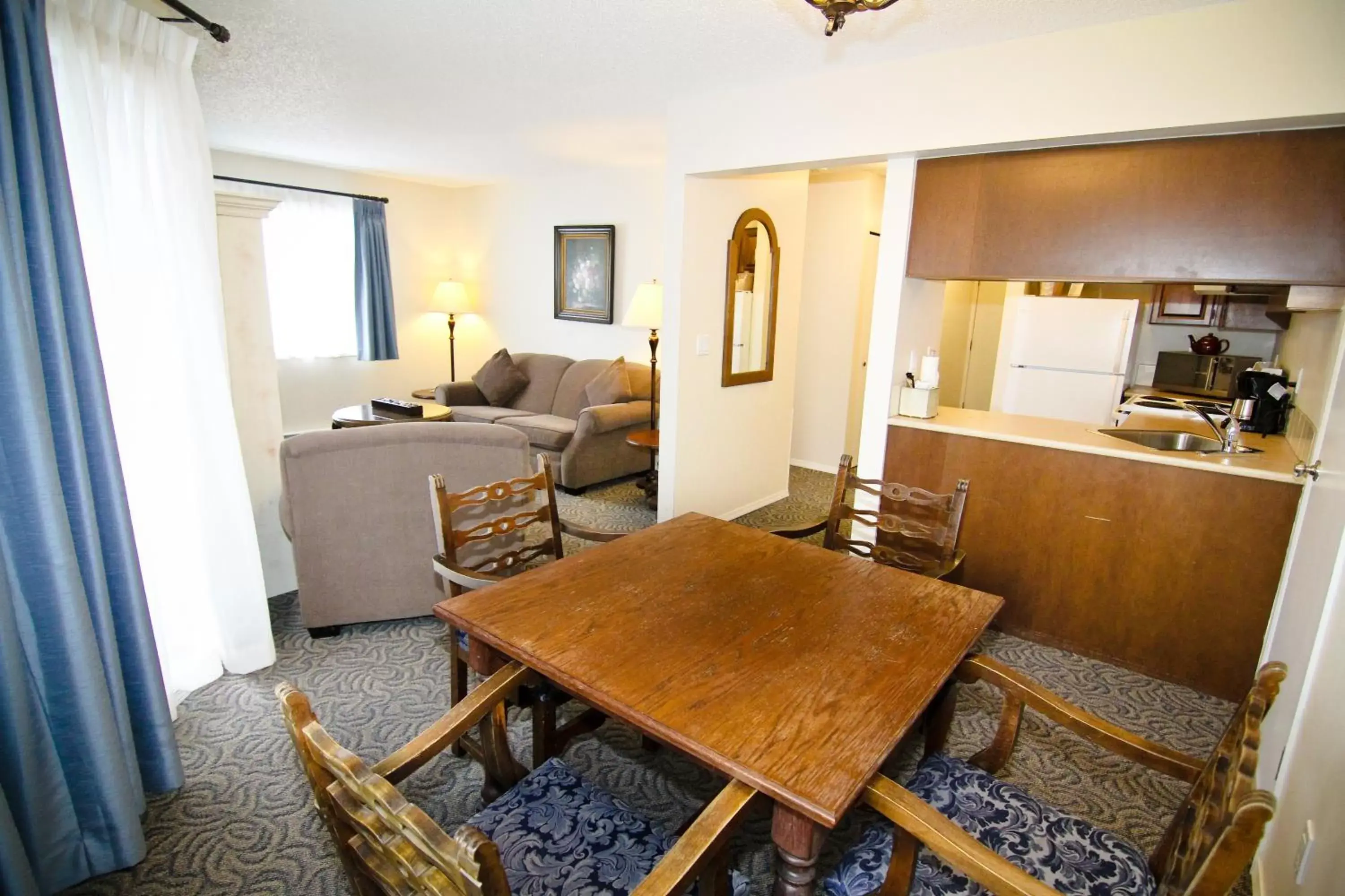 Kitchen or kitchenette, Dining Area in Heron's Landing Hotel