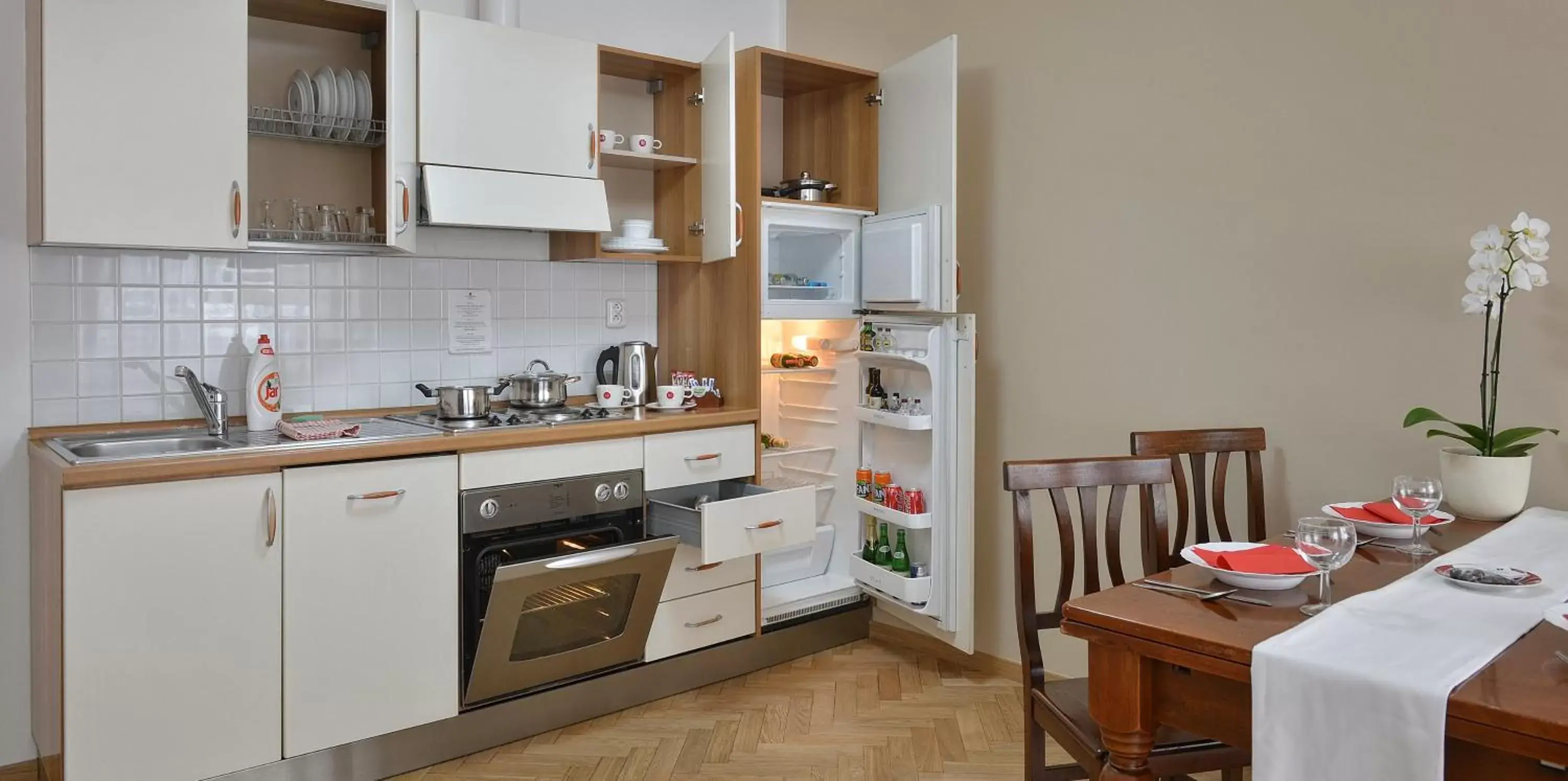 Coffee/tea facilities, Kitchen/Kitchenette in Hotel Suite Home Prague