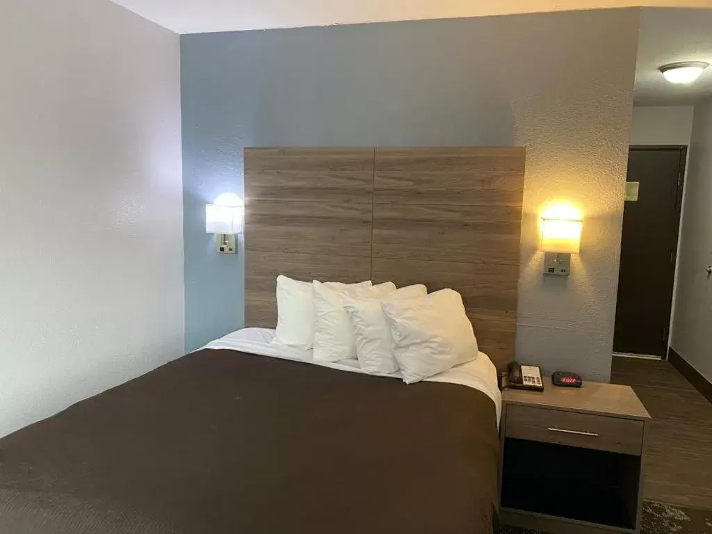Bed in SureStay Hotel by Best Western Cedar Rapids