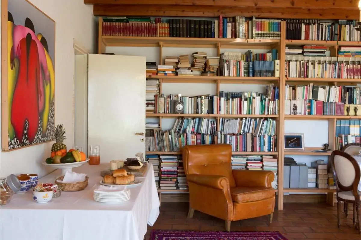 Italian breakfast, Library in La Bribaudonnière