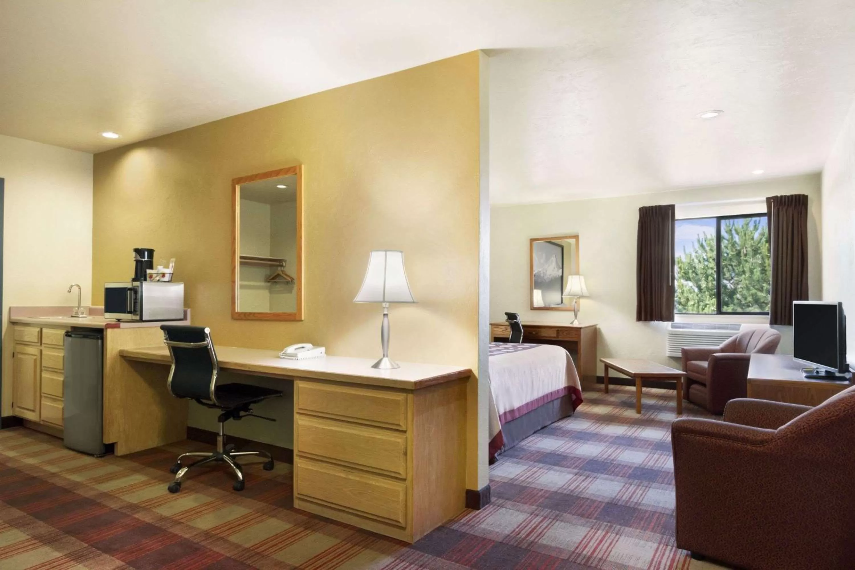 Photo of the whole room, Bed in Super 8 by Wyndham Kennewick
