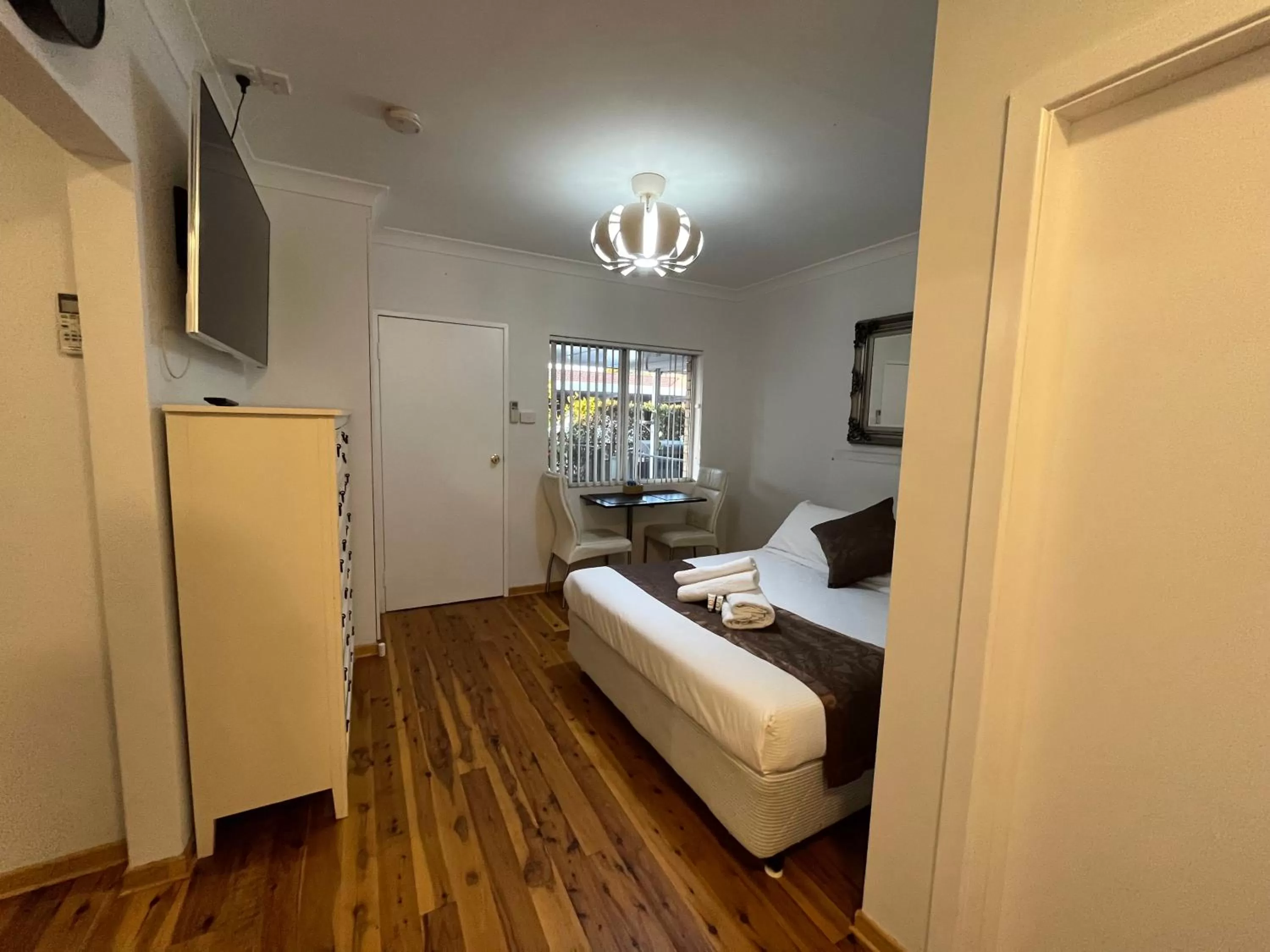 Bed in Baths Motel Moree