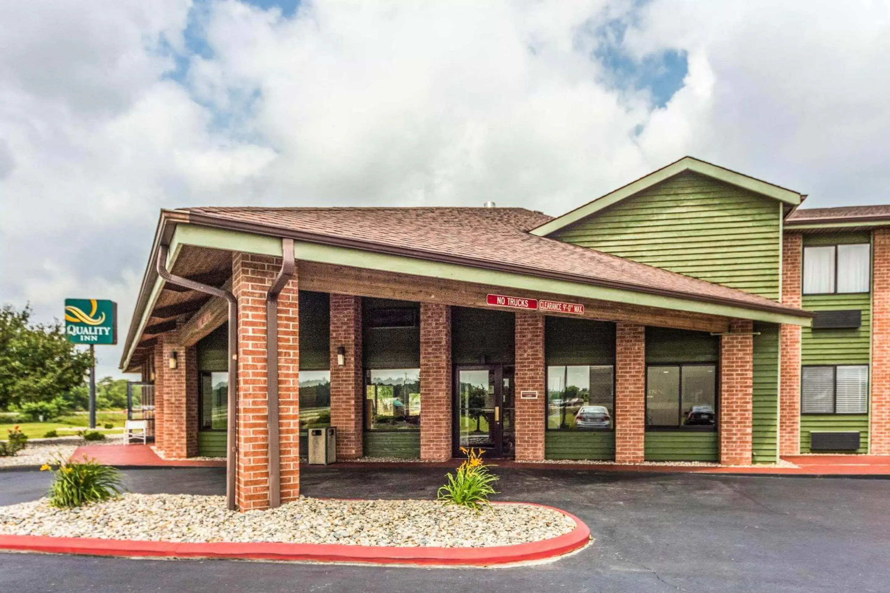 Property Building in Quality Inn Columbia City near US-30