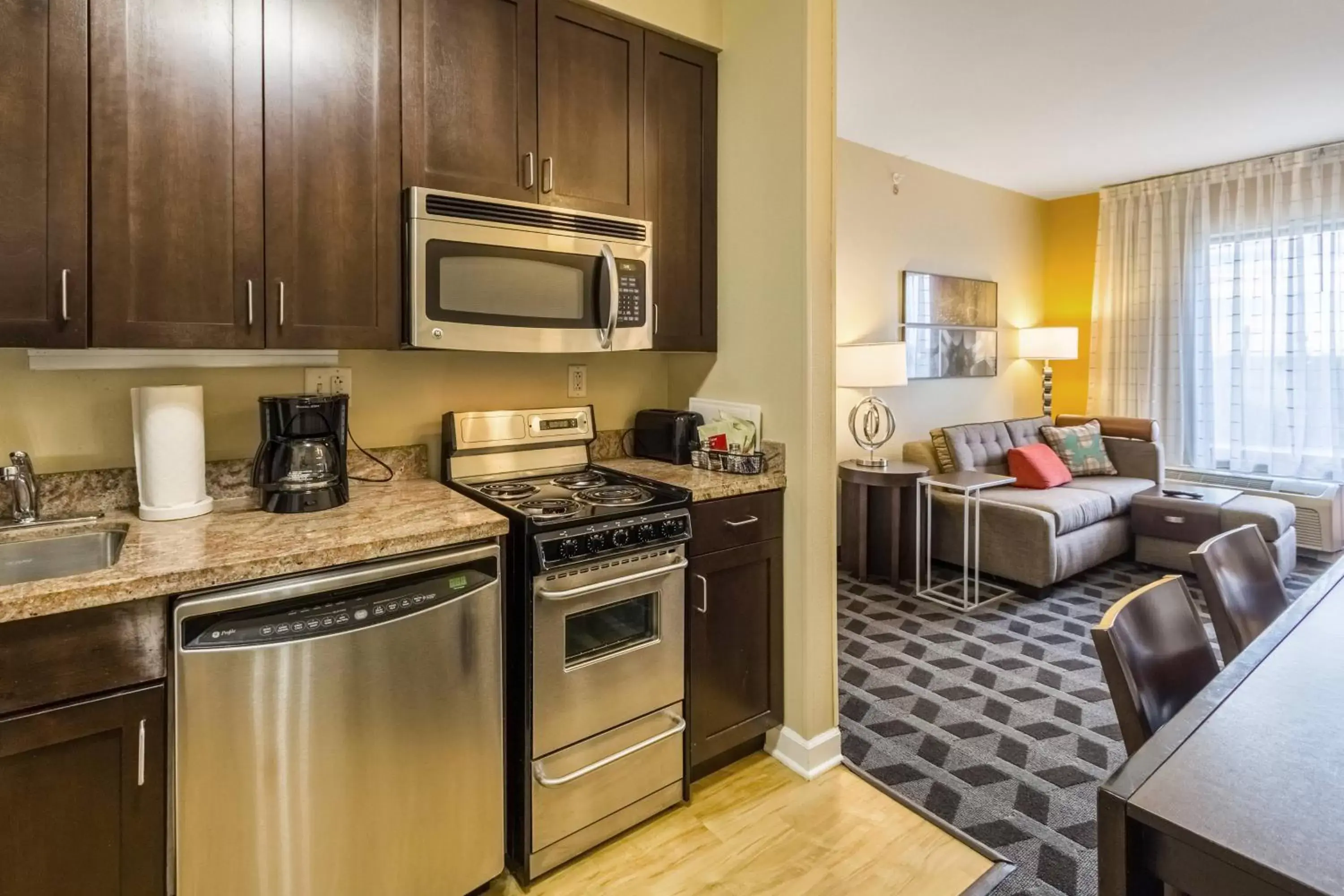 Bedroom, Kitchen/Kitchenette in TownePlace Suites Dayton North