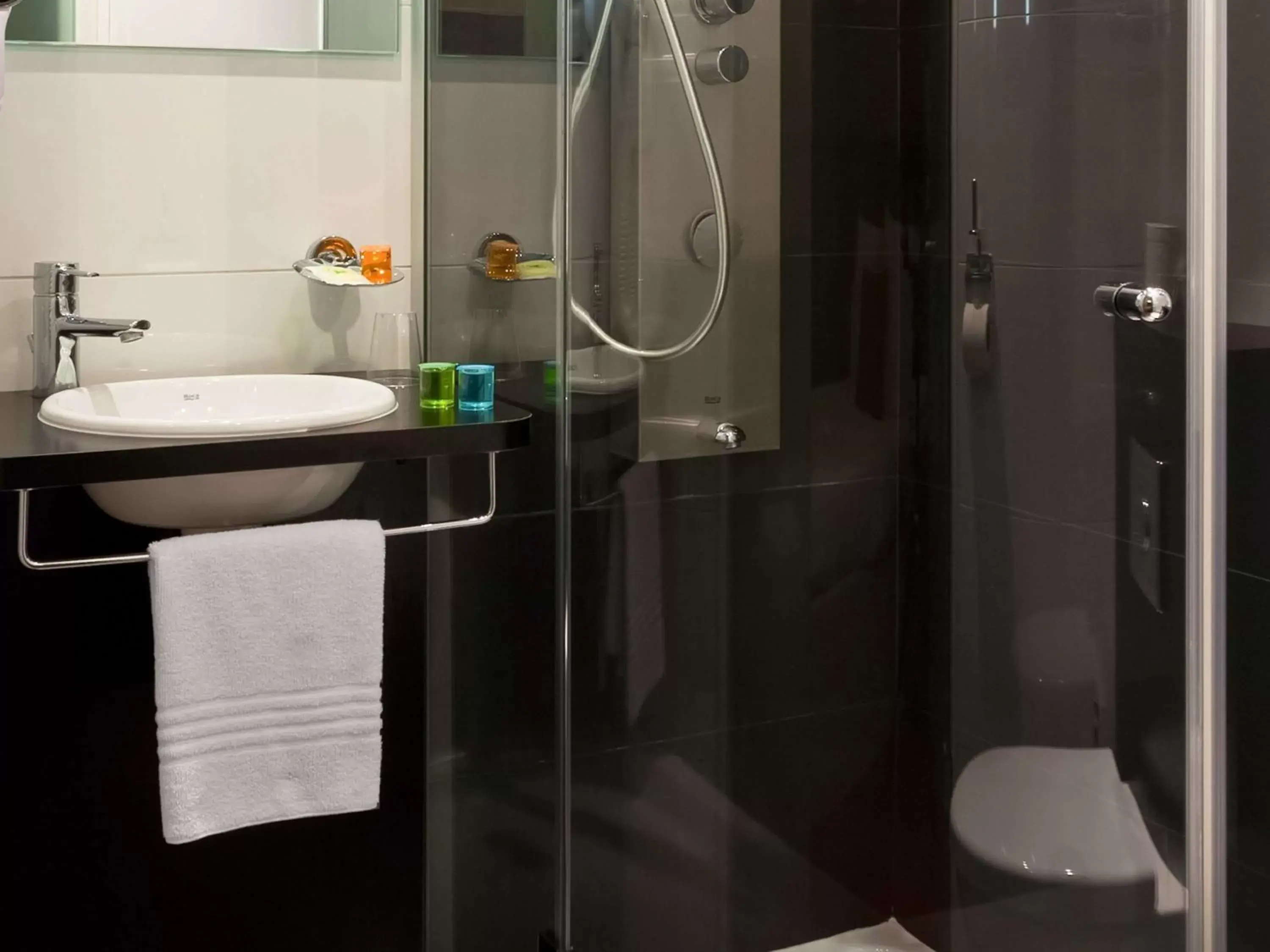 Property building, Bathroom in ibis Styles Rennes Centre Gare Nord