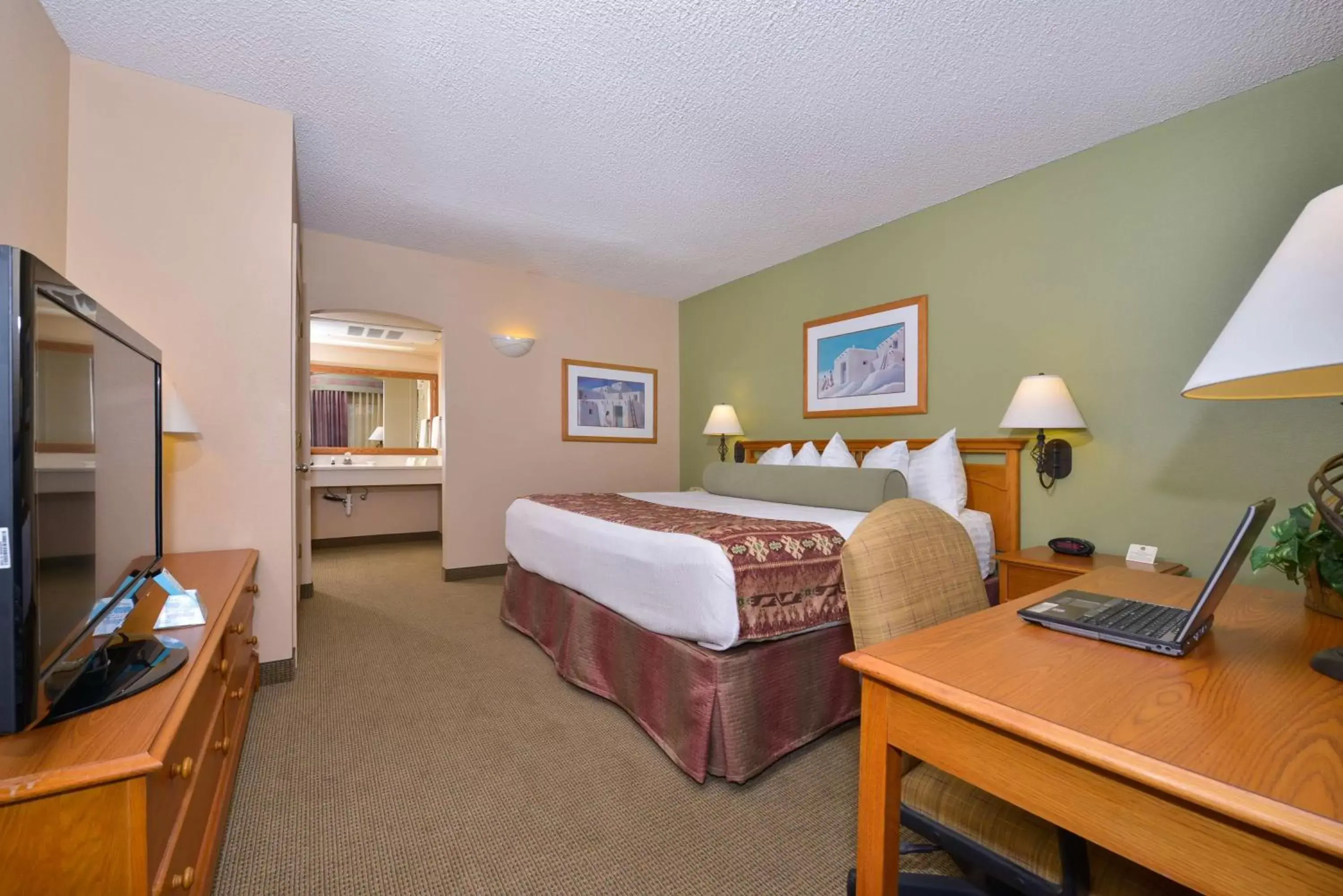 Photo of the whole room, Bed in Best Western Plus King's Inn and Suites