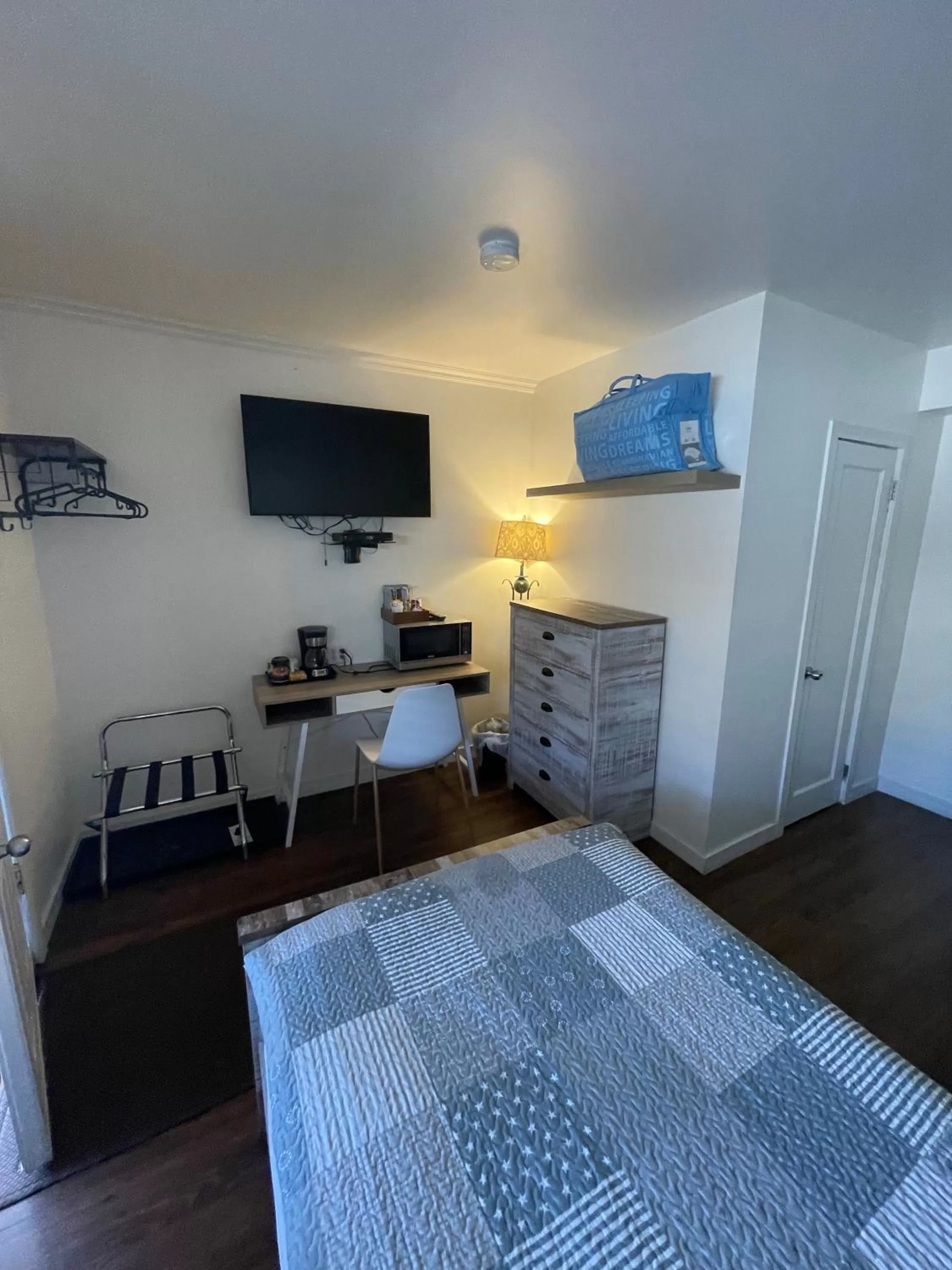 Seating area, Bed in Sunset Motel