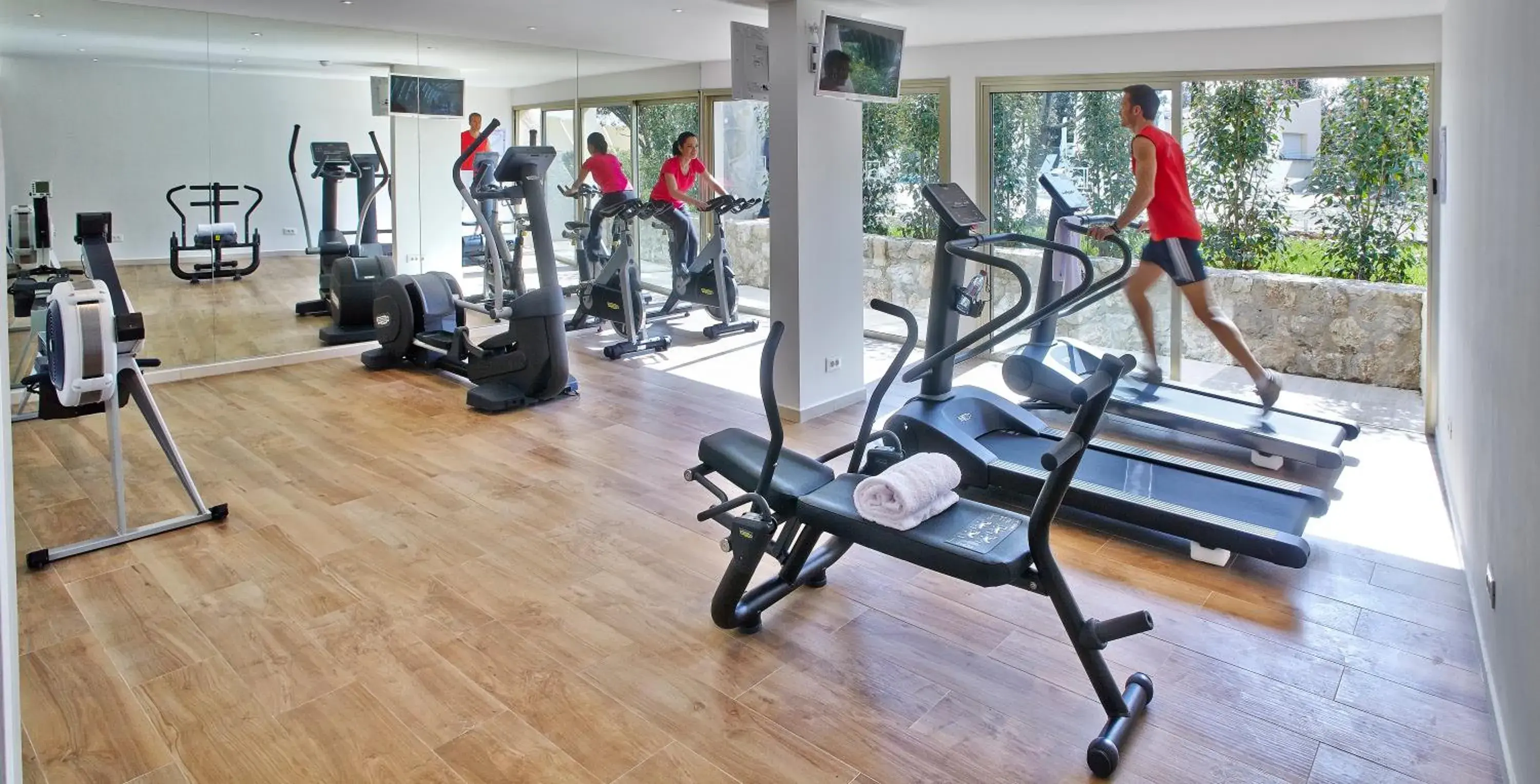 People, Fitness Center/Facilities in Hotel Restaurant La Vague de Saint Paul & Spa