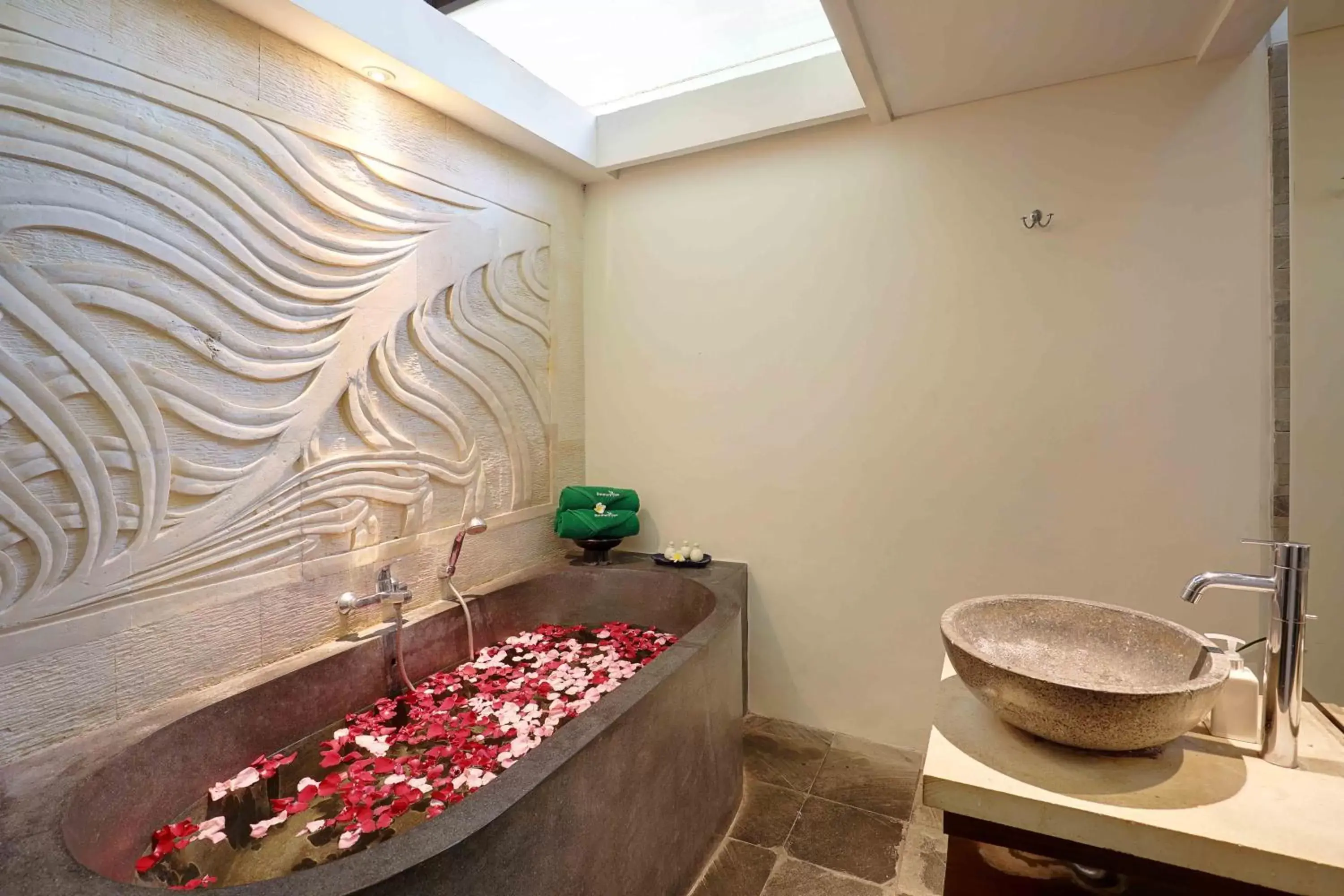 Spa and wellness centre/facilities, Bathroom in Discovery Kartika Plaza Hotel