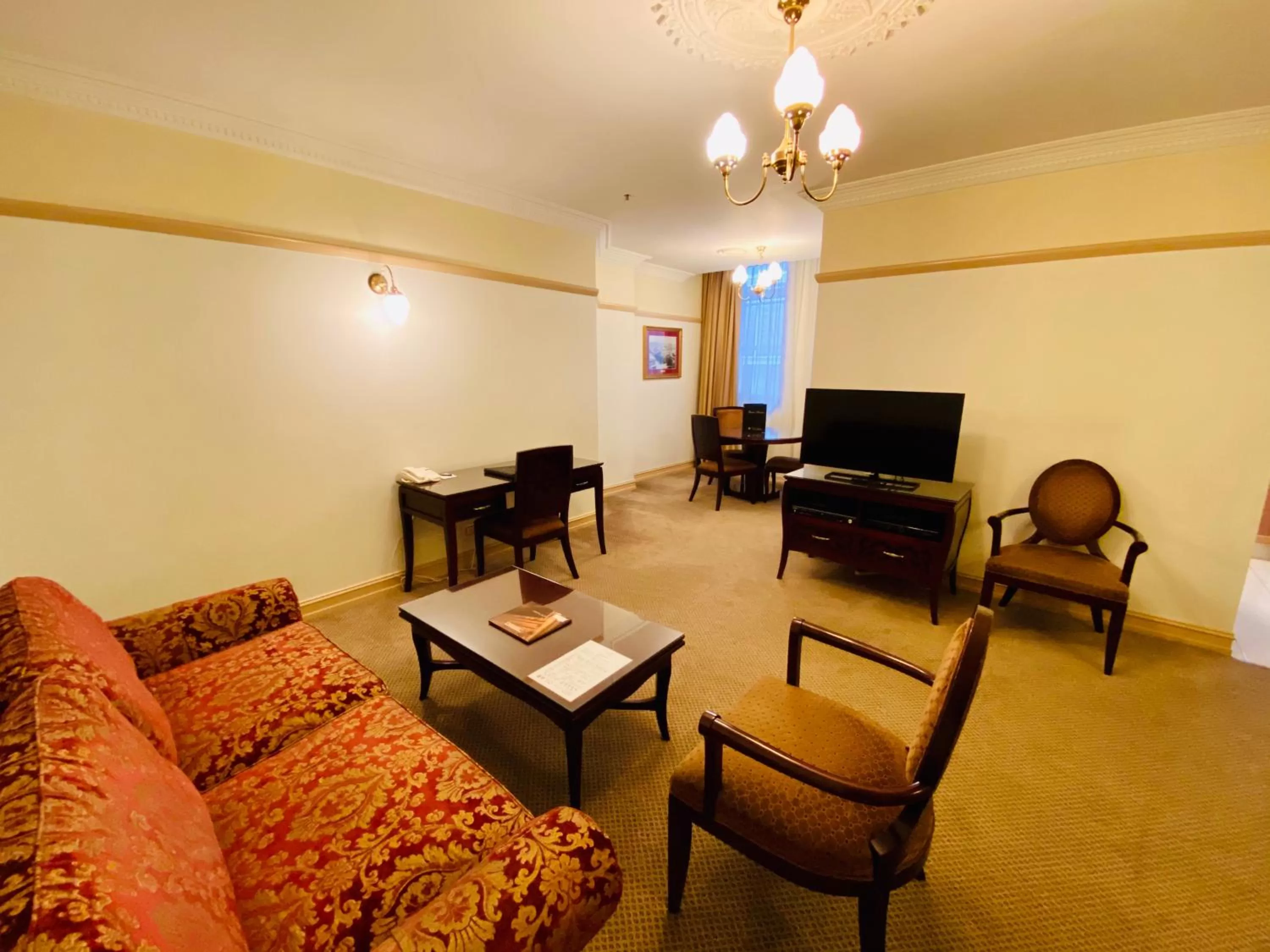 Living room in Royal Albert Hotel