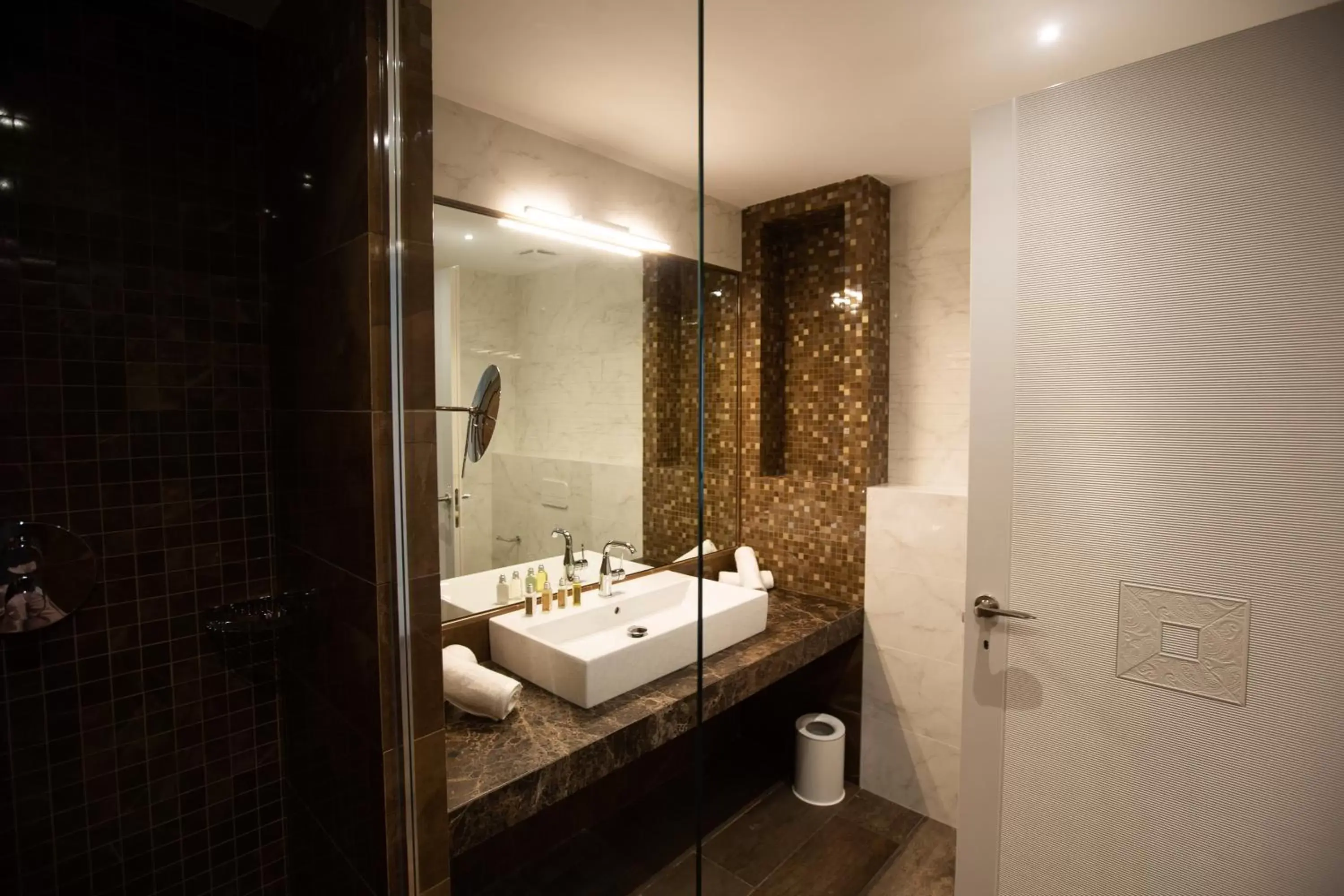 Shower, Bathroom in Elke Spa Hotel
