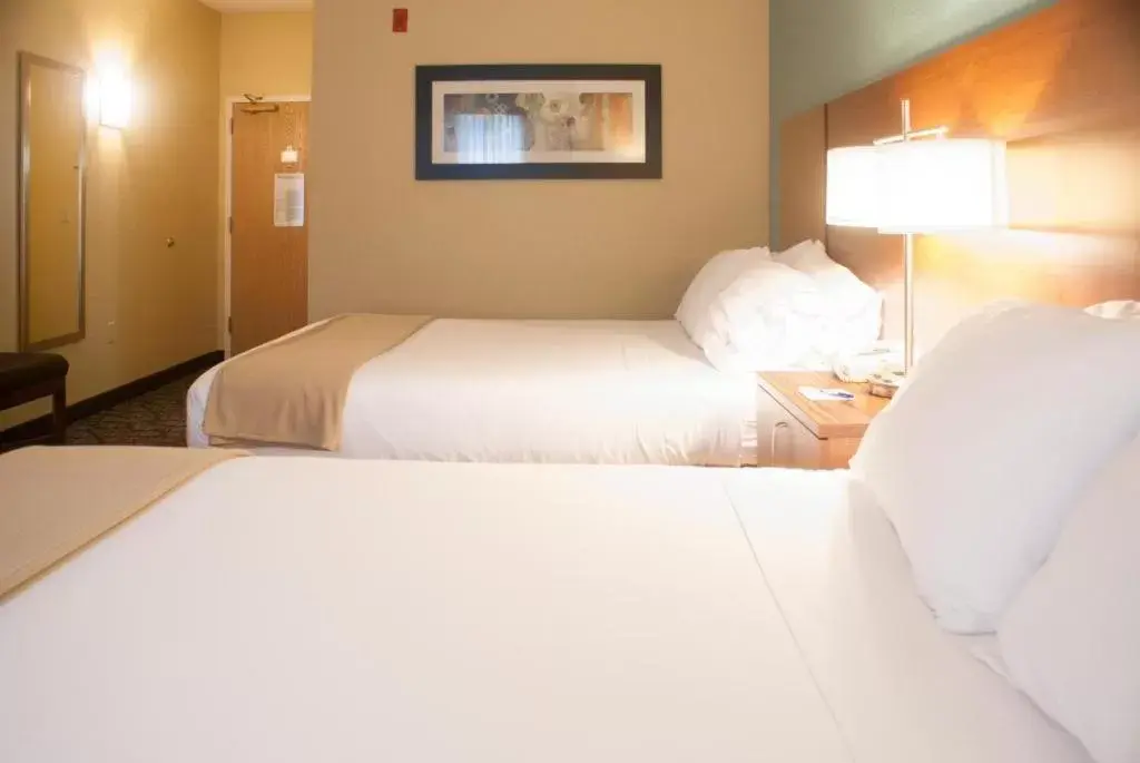 Guests, Bed in Holiday Inn Express & Suites Jacksonville South - I-295, an IHG Hotel