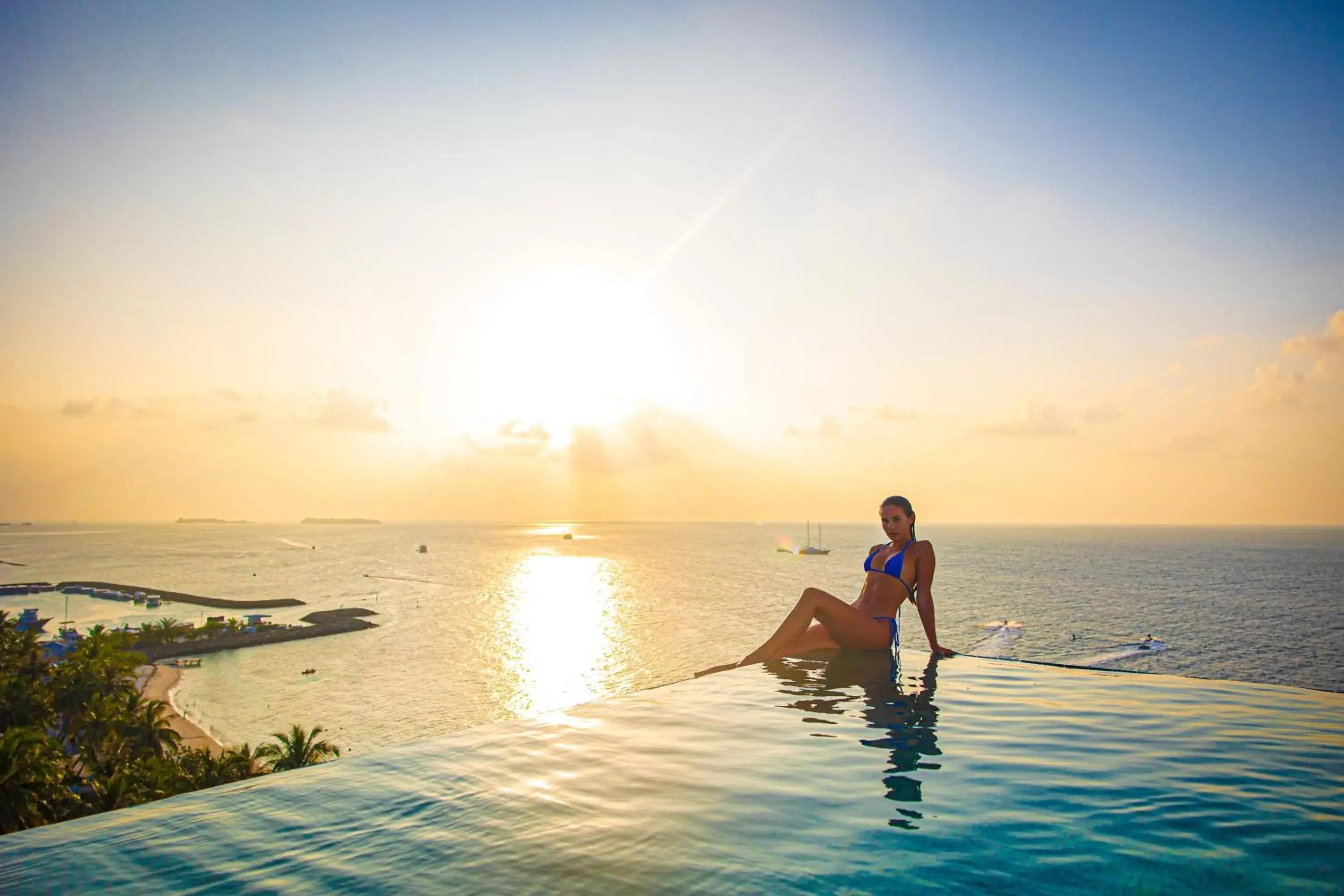 Swimming pool in Kaani Palm Beach Swimming pool in Kaani Palm Beach