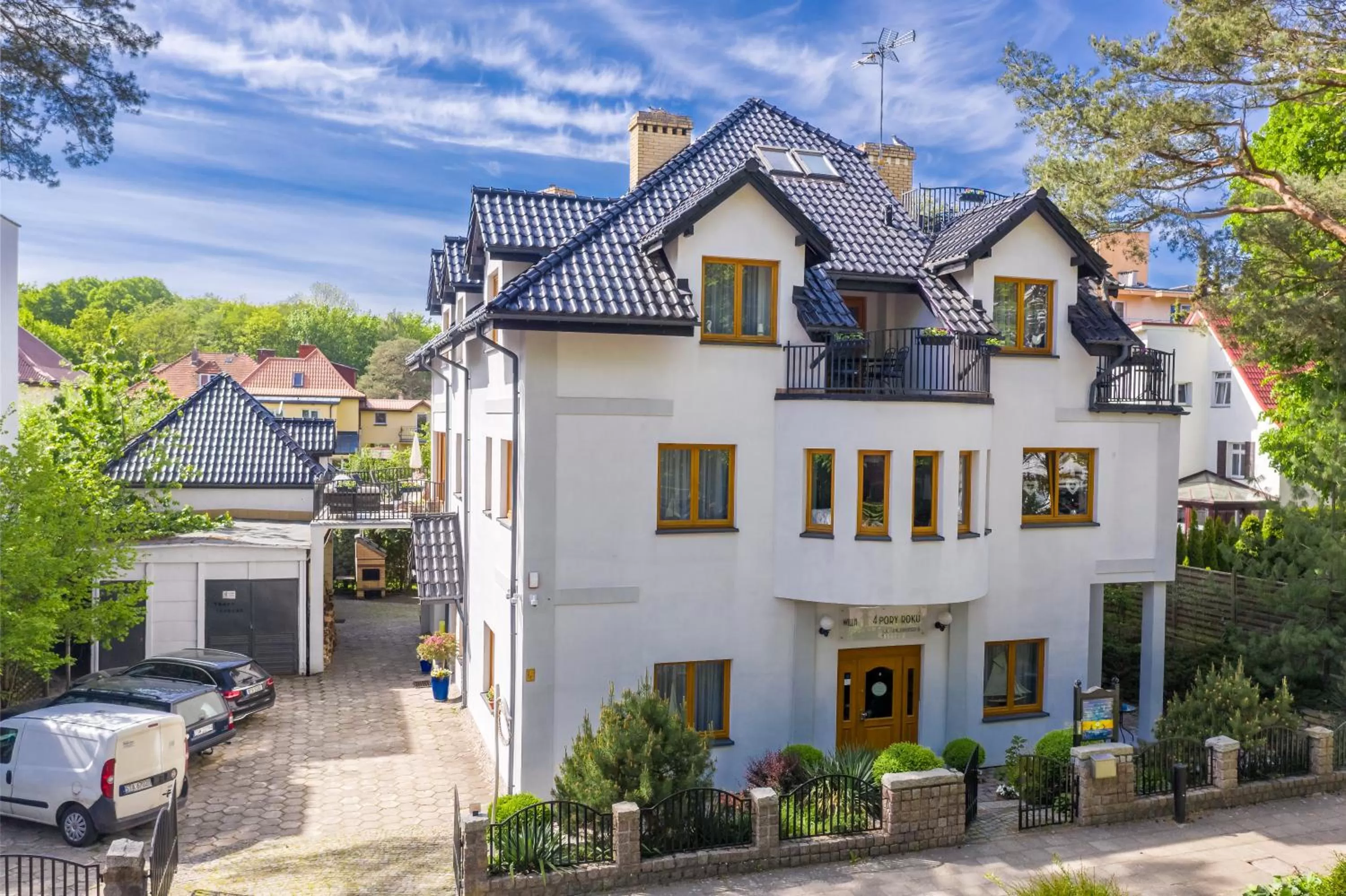 Property building in Willa 4 Pory Roku & Uznam