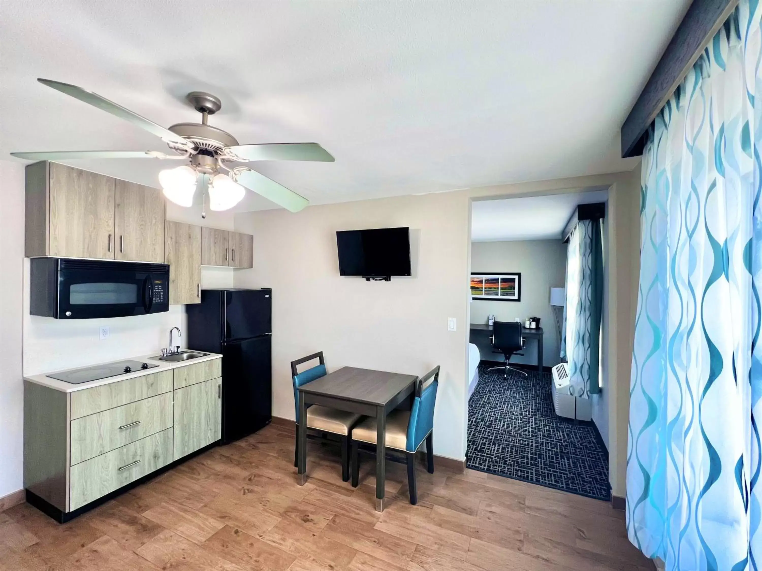 Kitchen or kitchenette, TV/Entertainment Center in La Quinta by Wyndham Pharr North McAllen