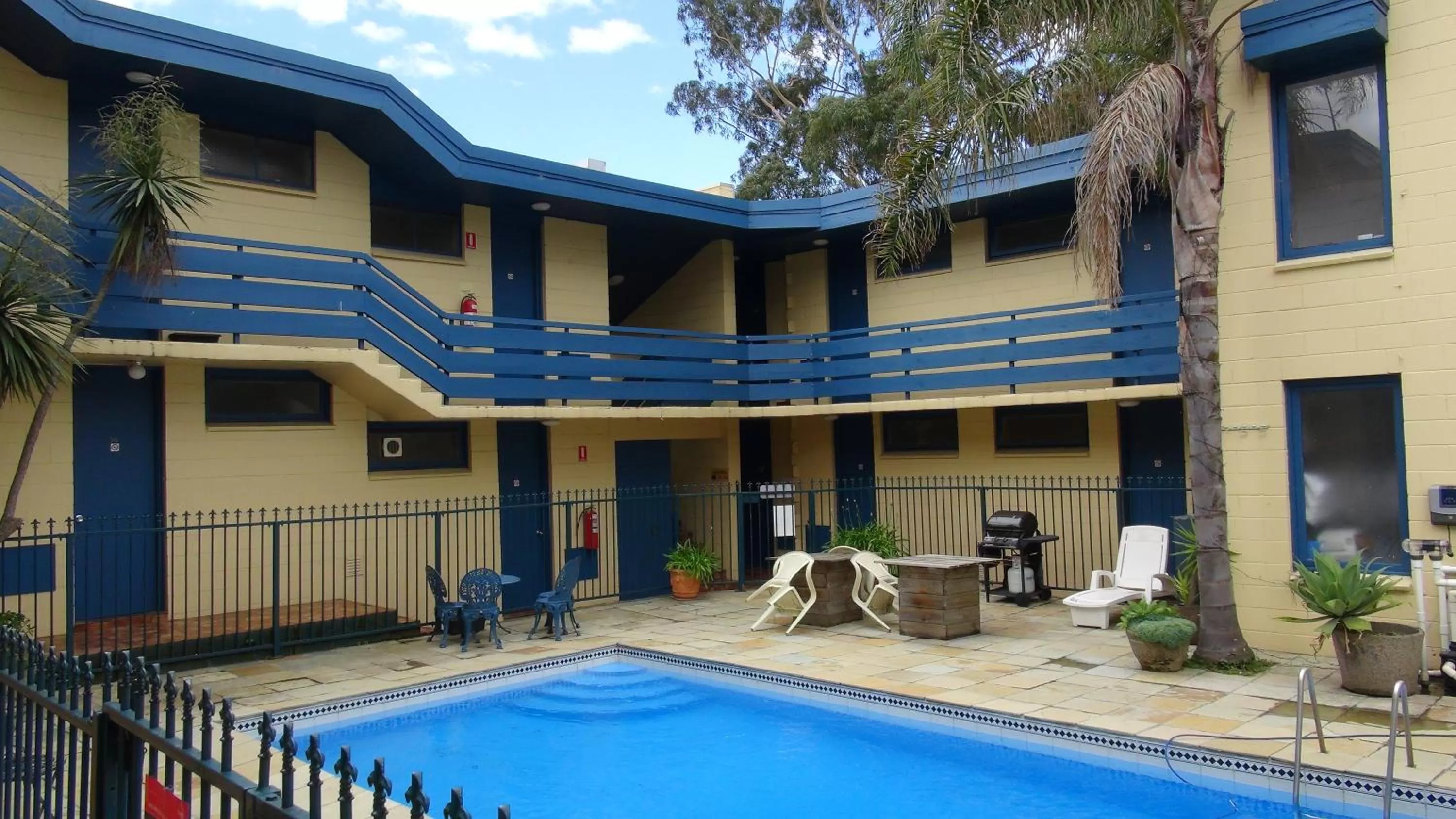 Swimming pool in Pathfinder Motel