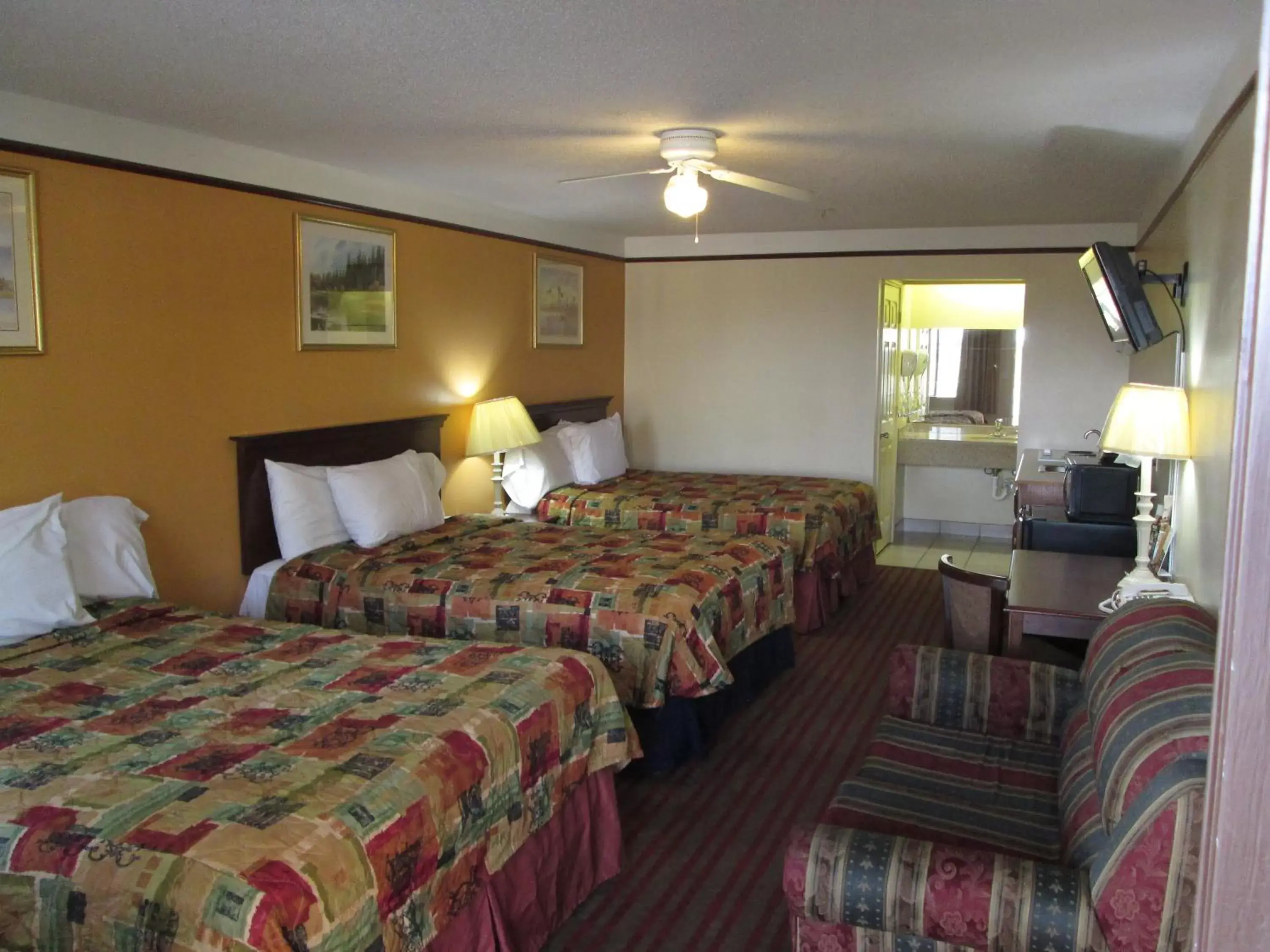 Queen Room with Three Queen Beds in Deluxe Inn and Suites Queen Room with Three Queen Beds in Deluxe Inn and Suites