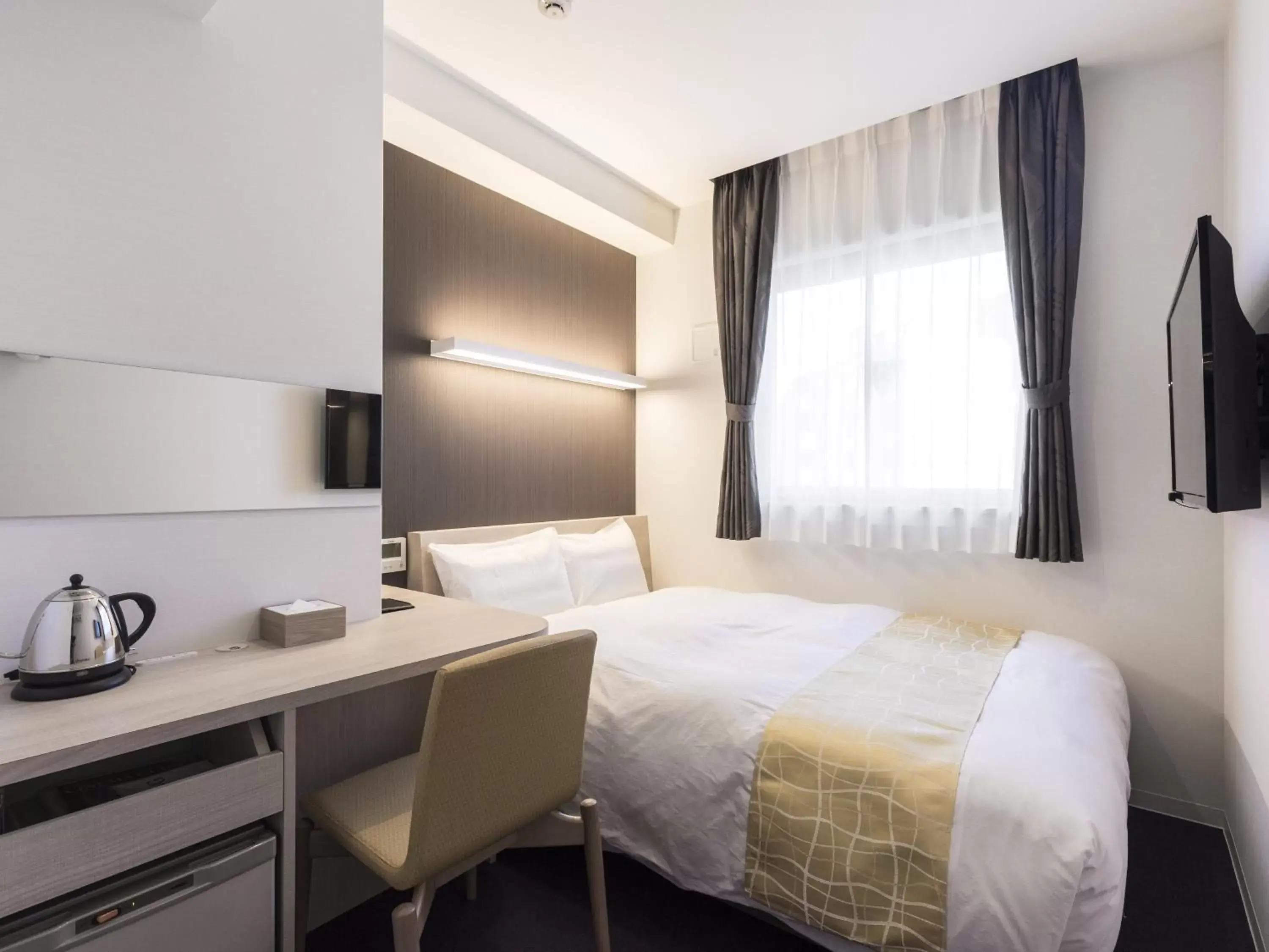 Semi Double Bed with Complimentary Light Breakfast - Non-Smoking in Hotel Wing International Hakata Shinkansenguchi Semi Double Bed with Complimentary Light Breakfast - Non-Smoking in Hotel Wing International Hakata Shinkansenguchi